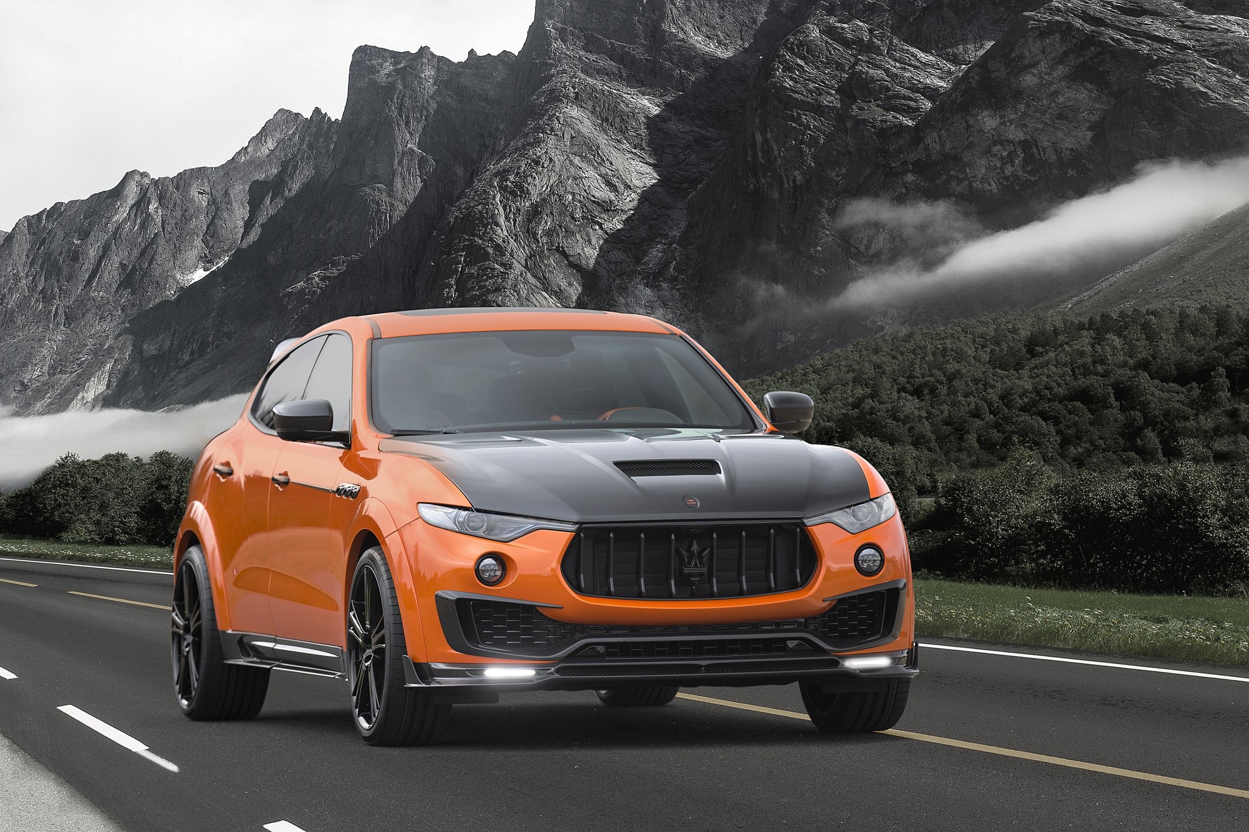 عکس جالب از ماشین نارنجی در جاده کوهستانی با کیفیت عالی 