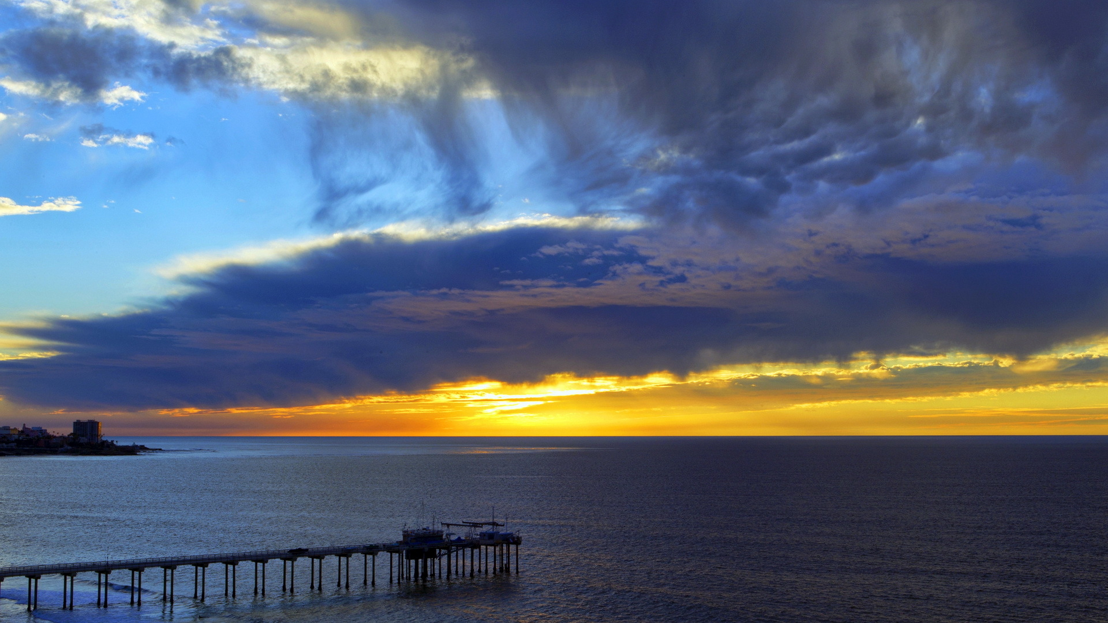 عکس استوک تماشایی از دریای بی انتهای و ابر های لطیف