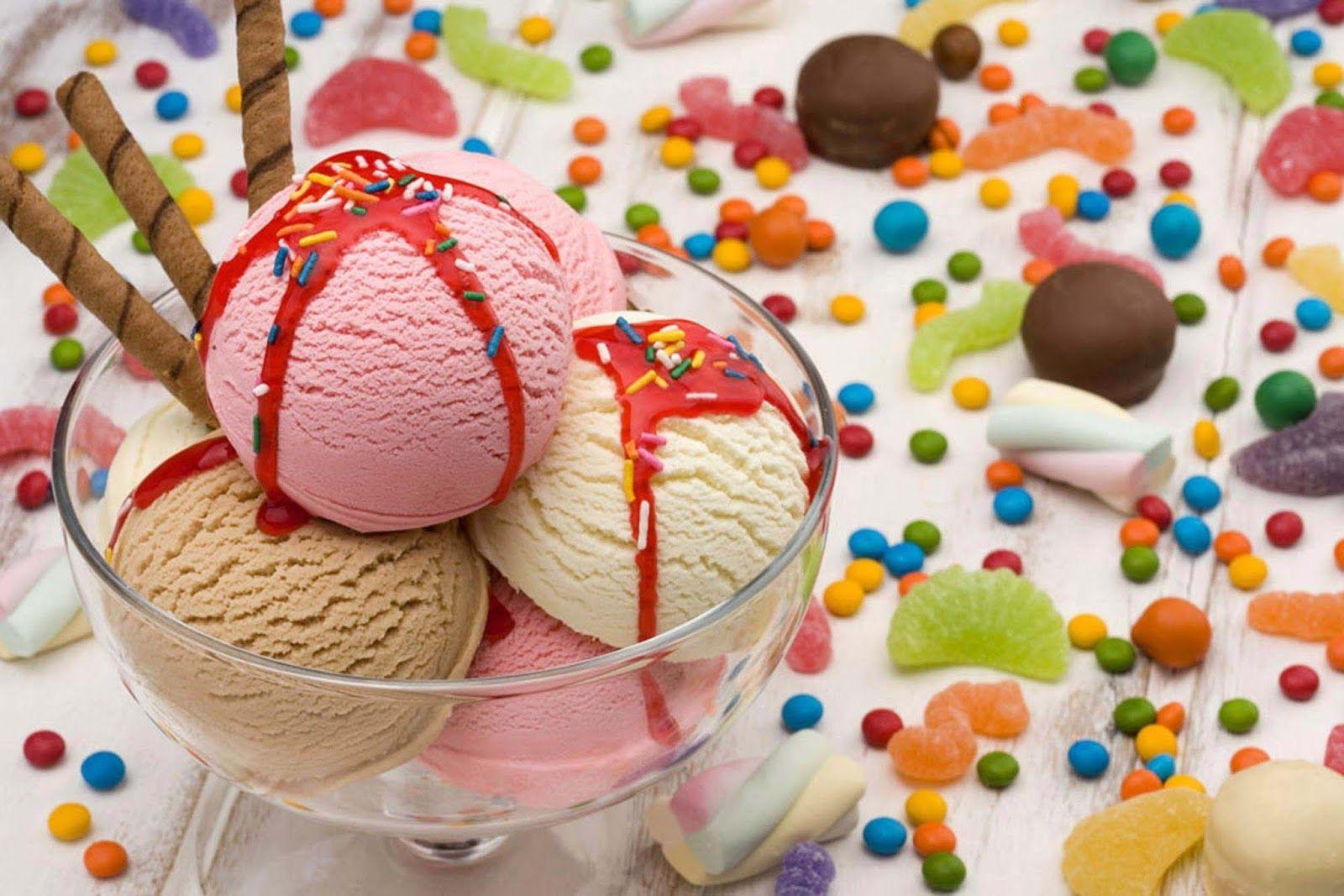 نمای بستنی اسکوپی های خوشمزه با تزئین اسمارتیز و پاستیل و مارشمالو