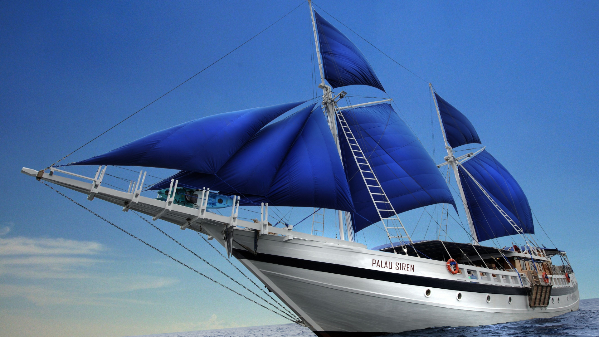 والپیپر فوق العاده قشنگ از قایق بزرگ با بادبان های آبی کاربنی 