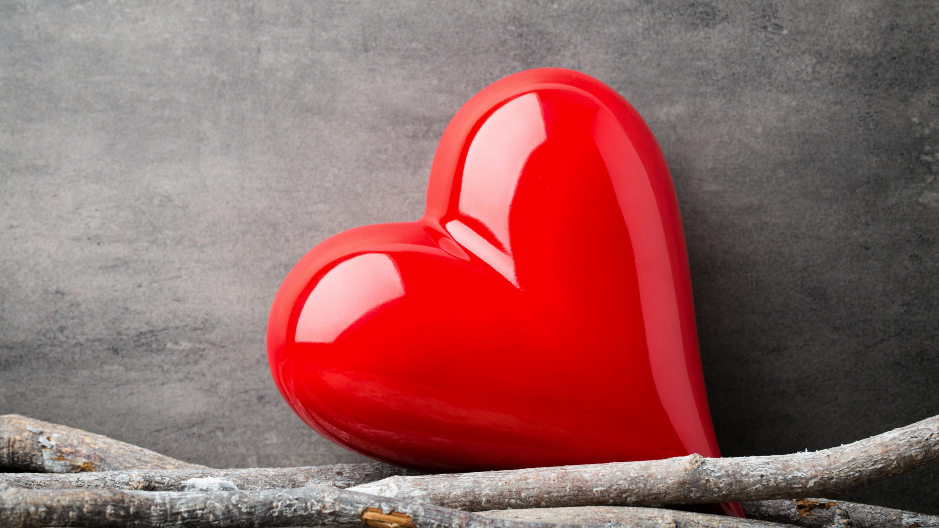 تصویر پروفایل عاشقانه از قلب شیشه ای براق قرمز با بک گراند خاکستری