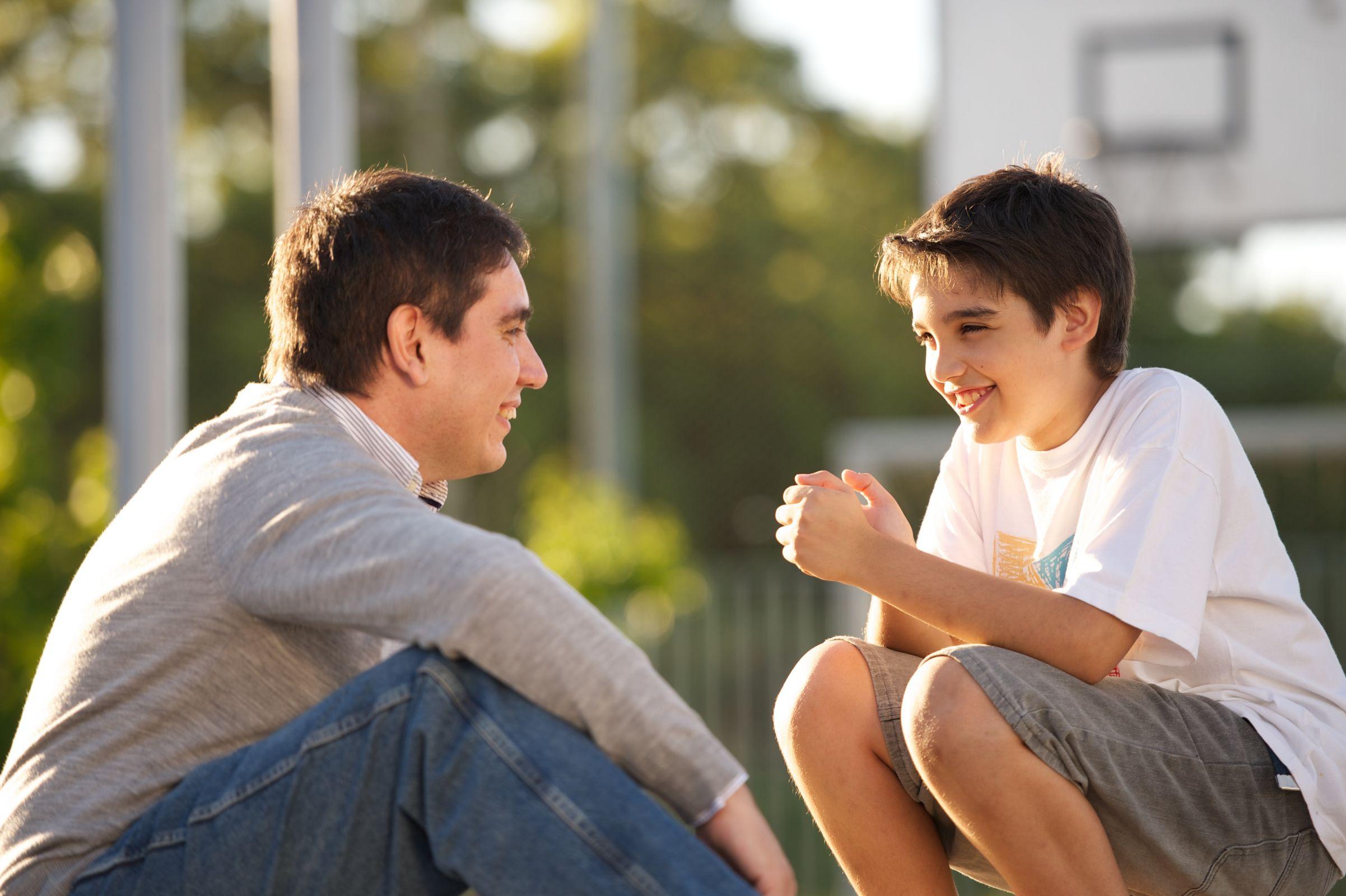 تصویر تماشایی پدر جوان و پسرش درحال صحبت کردن 