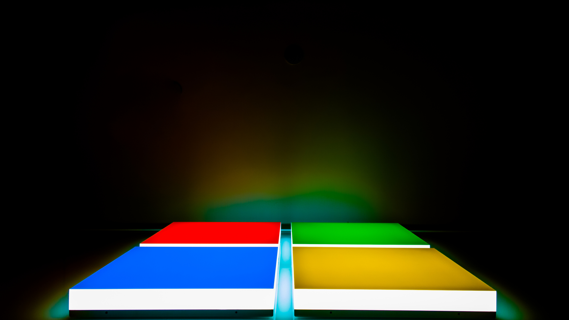 عکس زمینه شیک از مکعب های مربعی در چهار رنگ قشنگ و دیدنی
