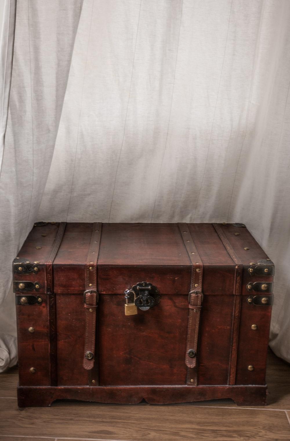 عکس صندوق خاطرات قدیمی با سبک سنتی و طرح چوبی باستانی