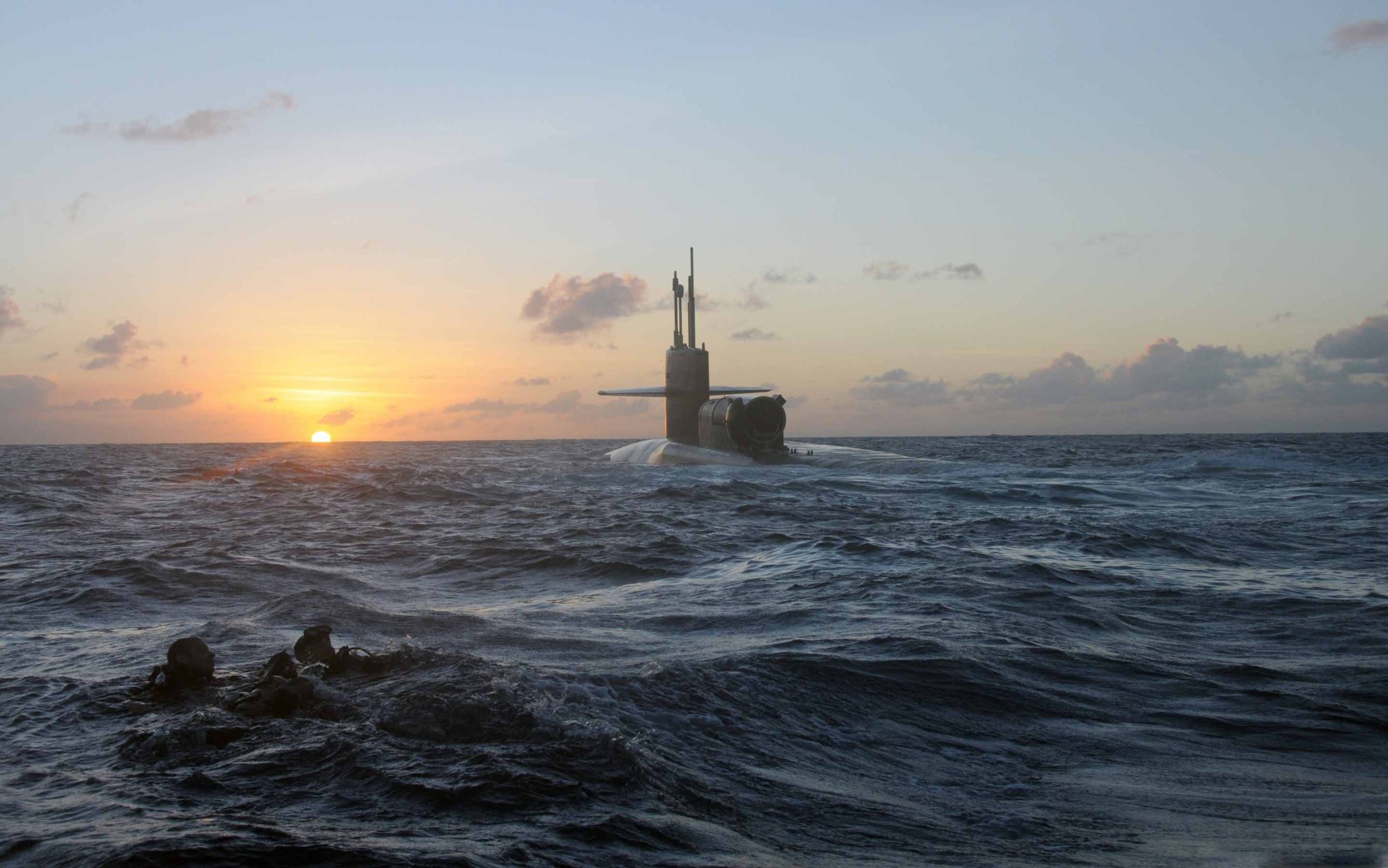 تصویر فوق العاده قشنگ از زیردریایی در آب با غروب دیدنی 