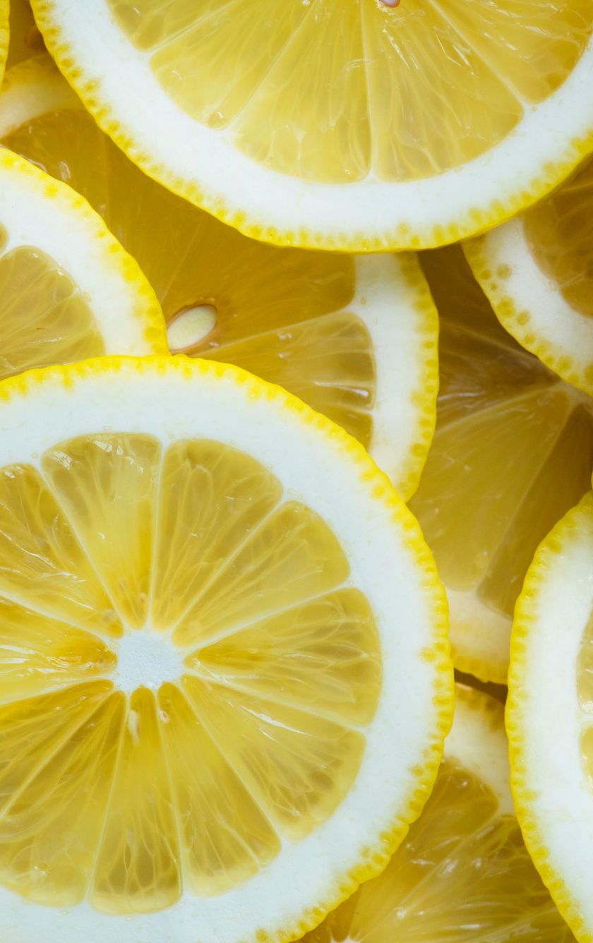 تصویر پس زمینه از نمای نزدیک لیمو های طلایی و خوشرنگ