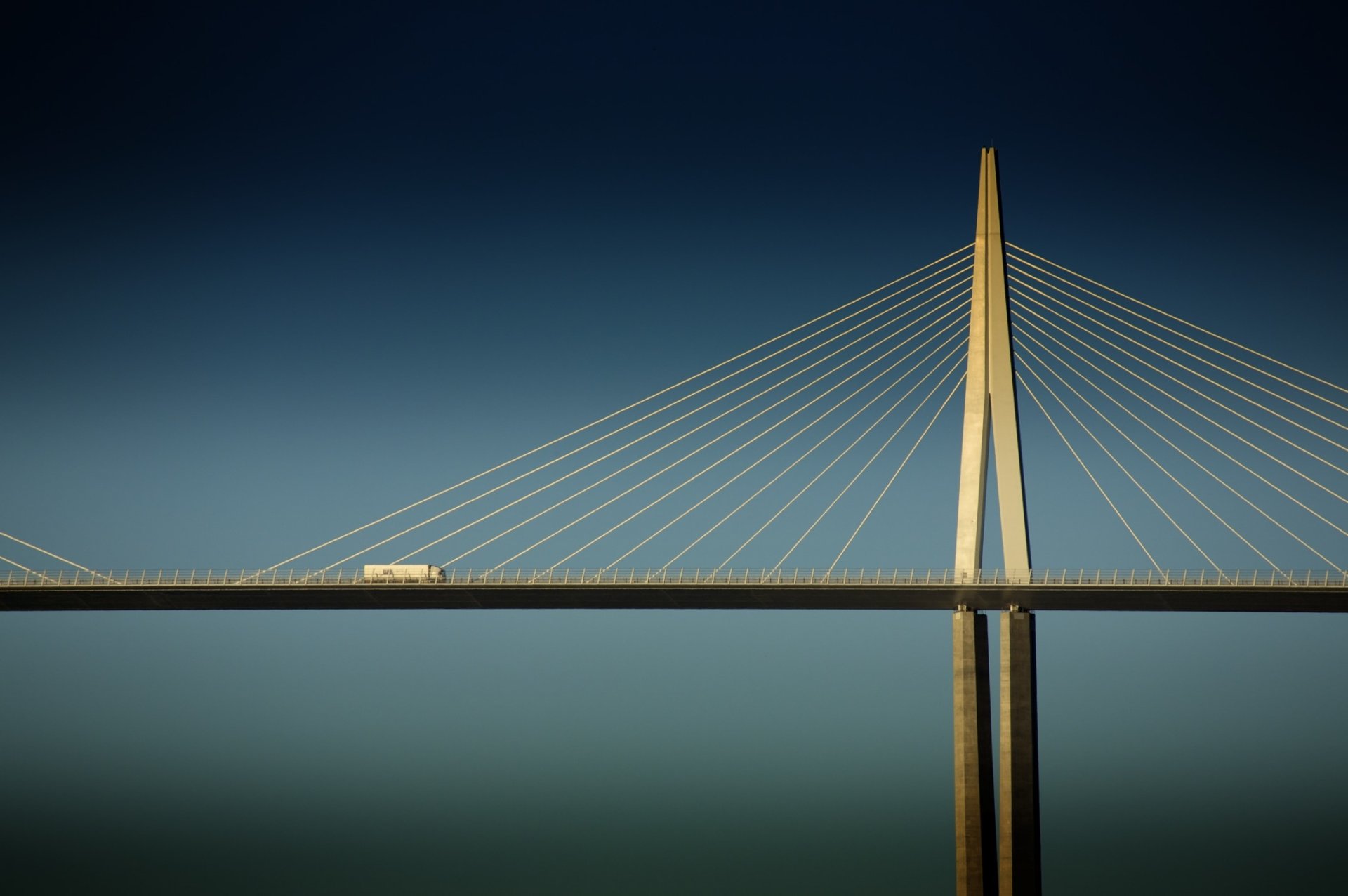 تصویر منحصر به فرد از پل میلو با رنگ طلایی 