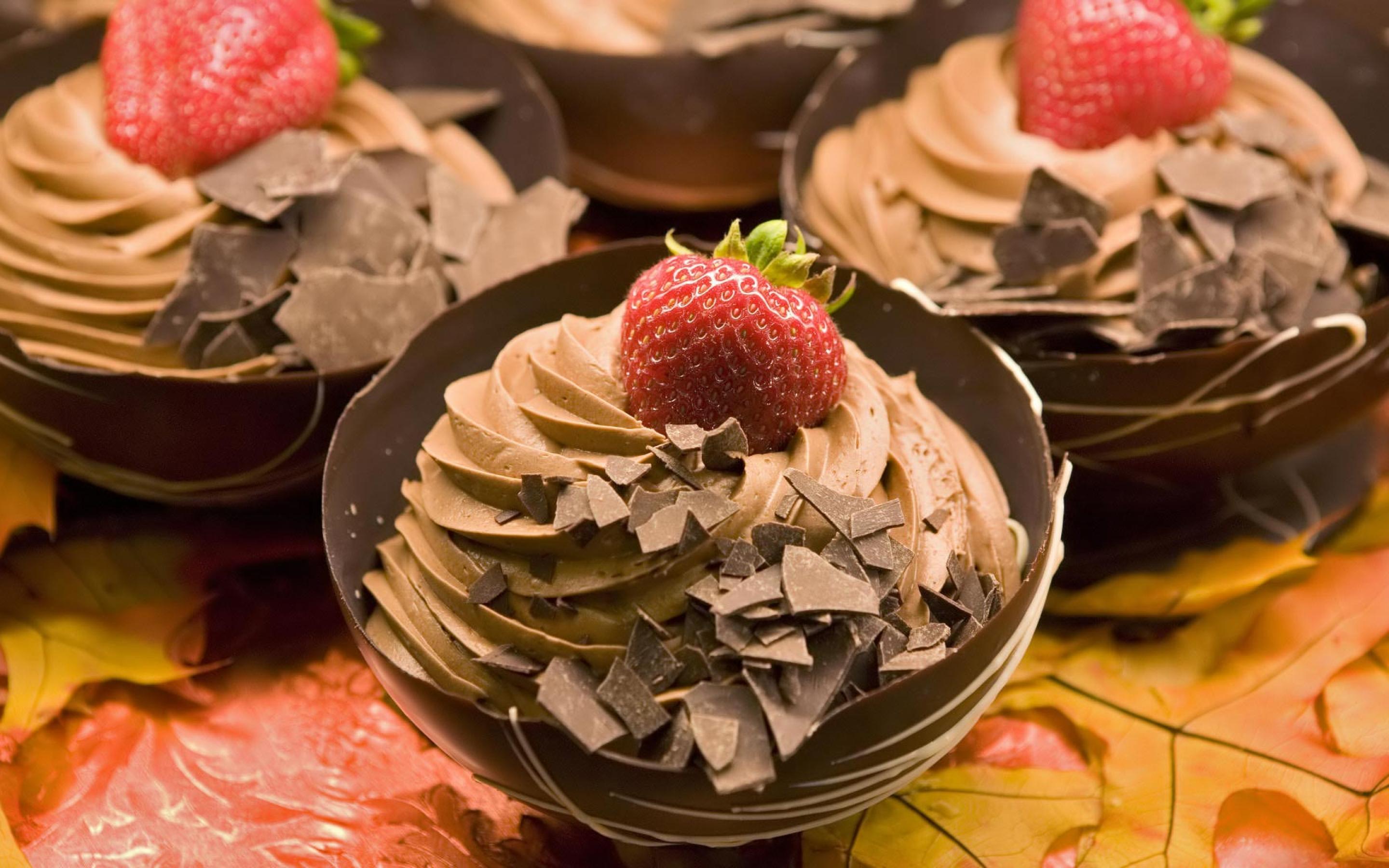 عکس فوق العاده خوشگل بستنی با تزئین خواستنی توت فرنگی و شکلات