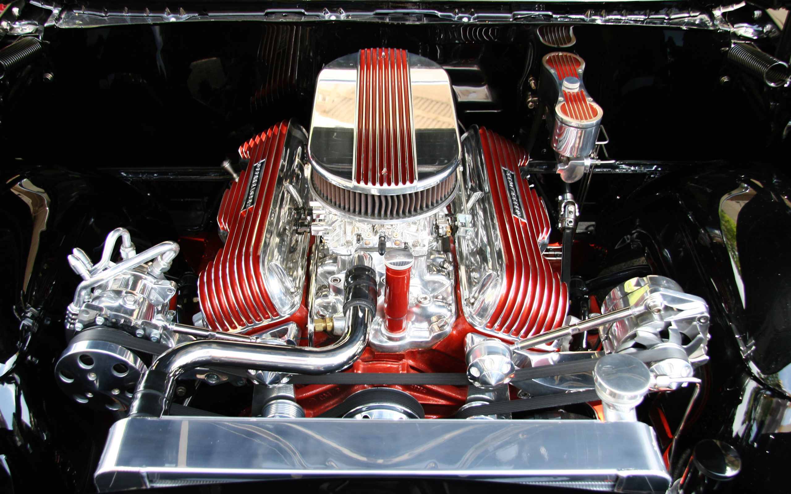 عکس سوپر لاکچری از موتور قرمز و خفن یک ماشین آخرین سیستم
