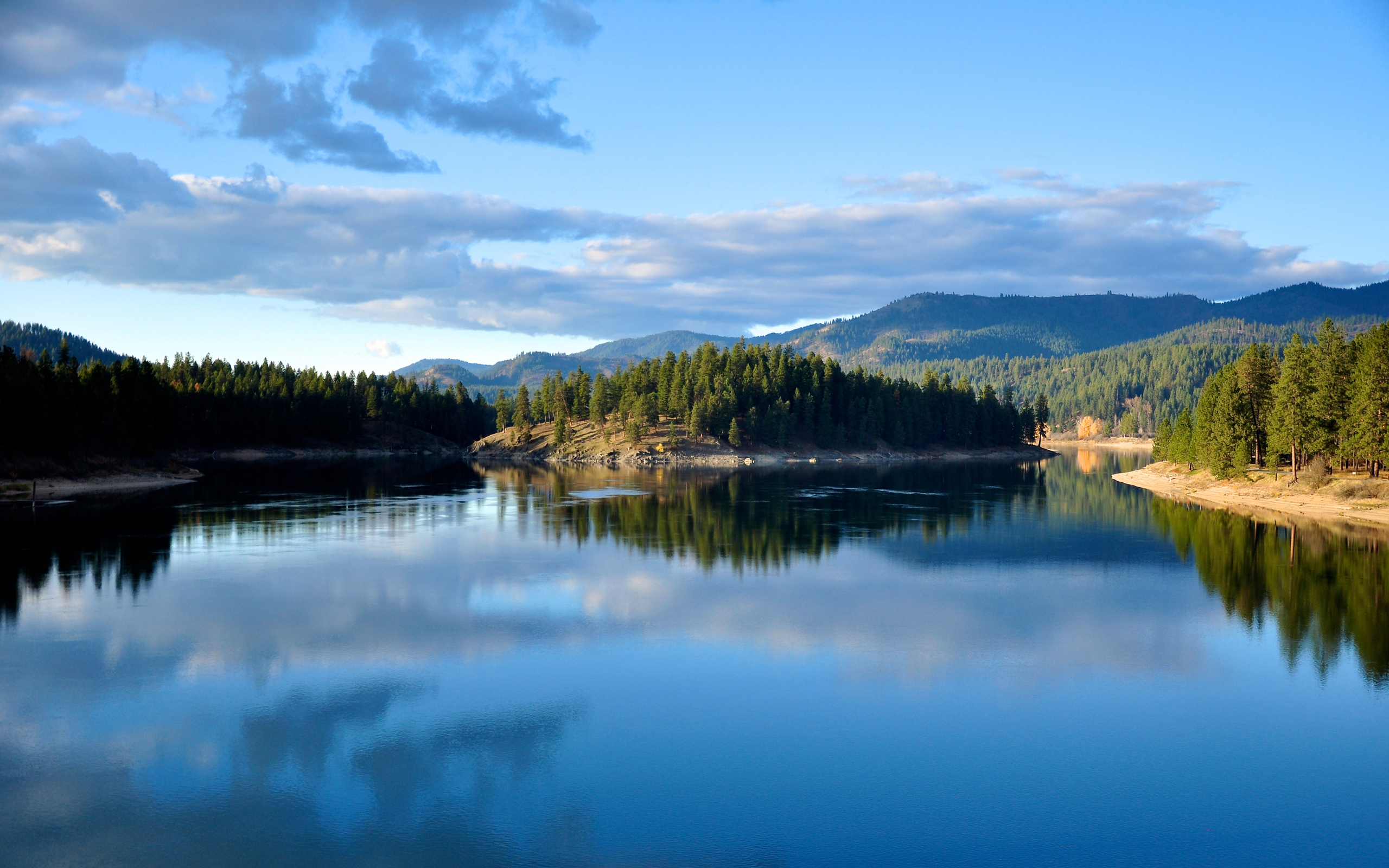 منظره ای تماشایی از دریاچه و آسمان آبی با درختان سبز با کیفیت 4K