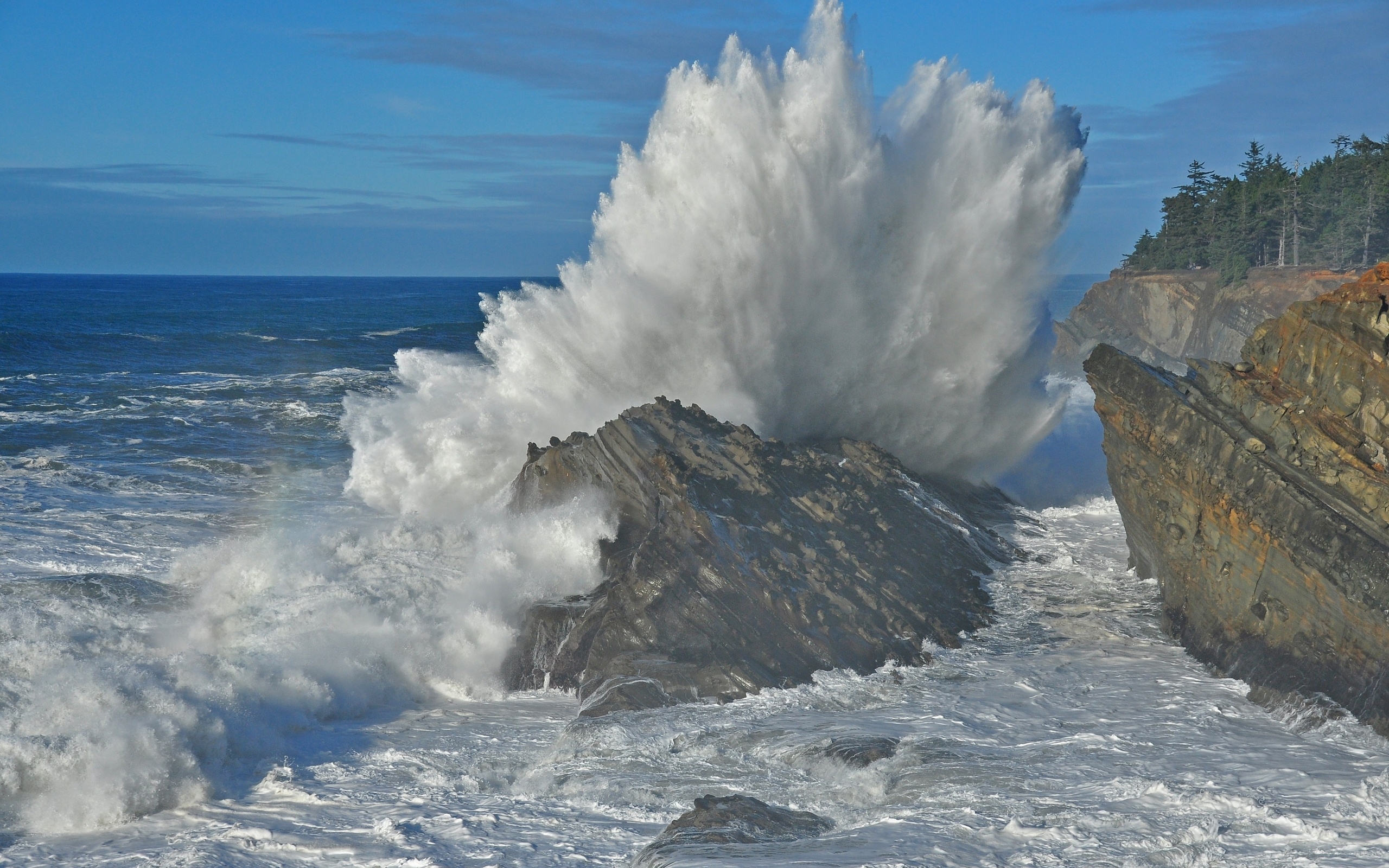 عکس استوک شگفت انگیز از برخورد موج های دریا به پاره سنگ