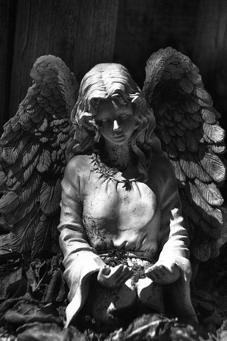 عکس استوک مجسمه فرشته بالدار زمینه مشکی فول اچ دی 