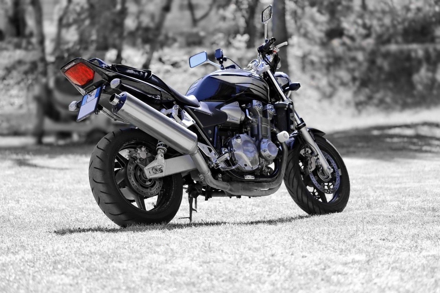 تصویر سیاه و سفید موتور Honda CB1300 مختص پروفایل
