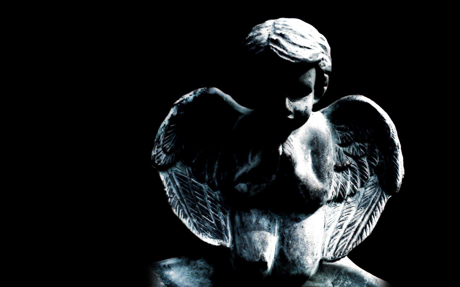 تصویر سیاه سفید مجسمه فرشته مهربان با بکگراند مشکی 