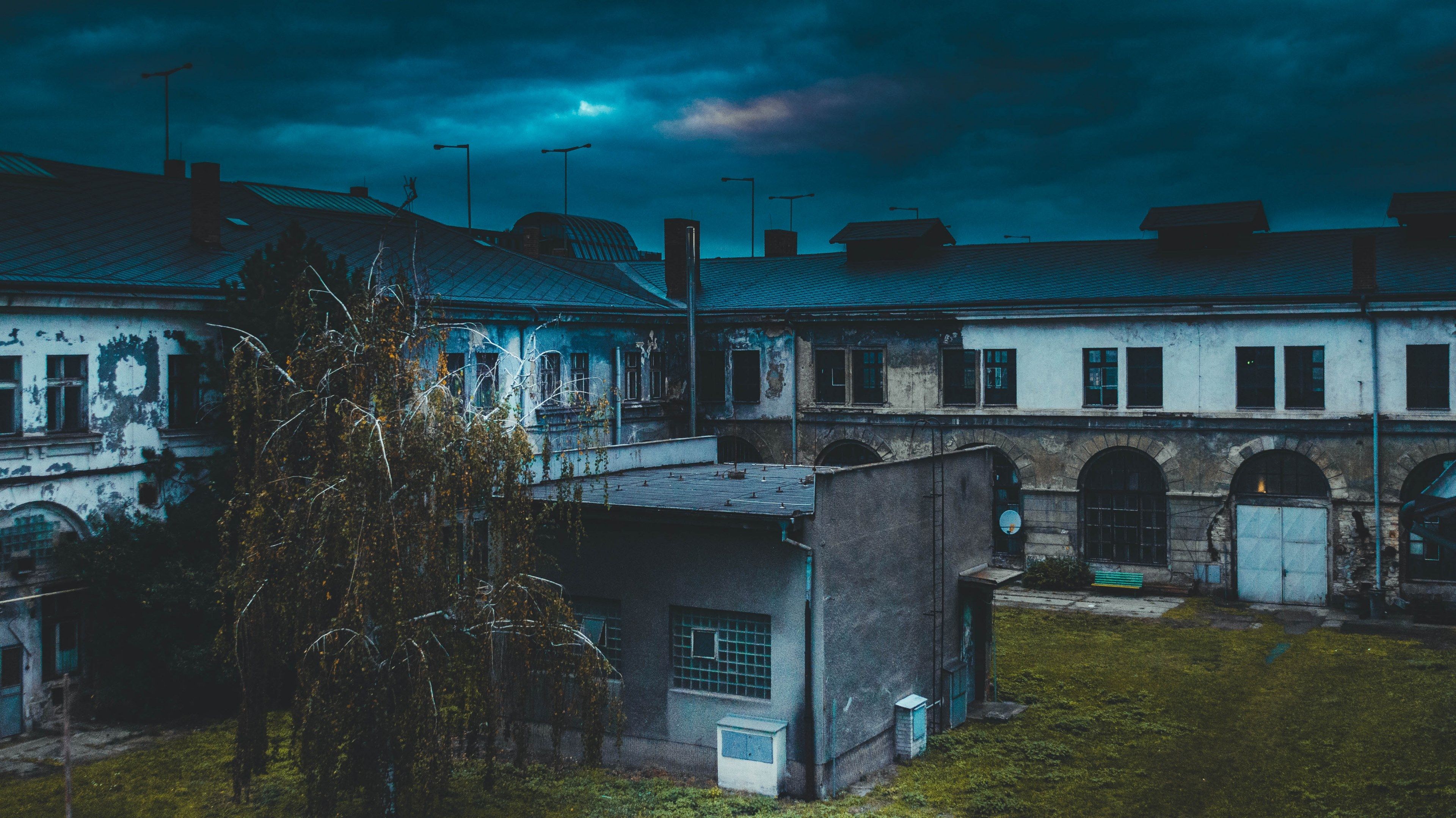عکس تصویر زمینه از شب تاریک و محله ی قدیمی و خانه های متروکه