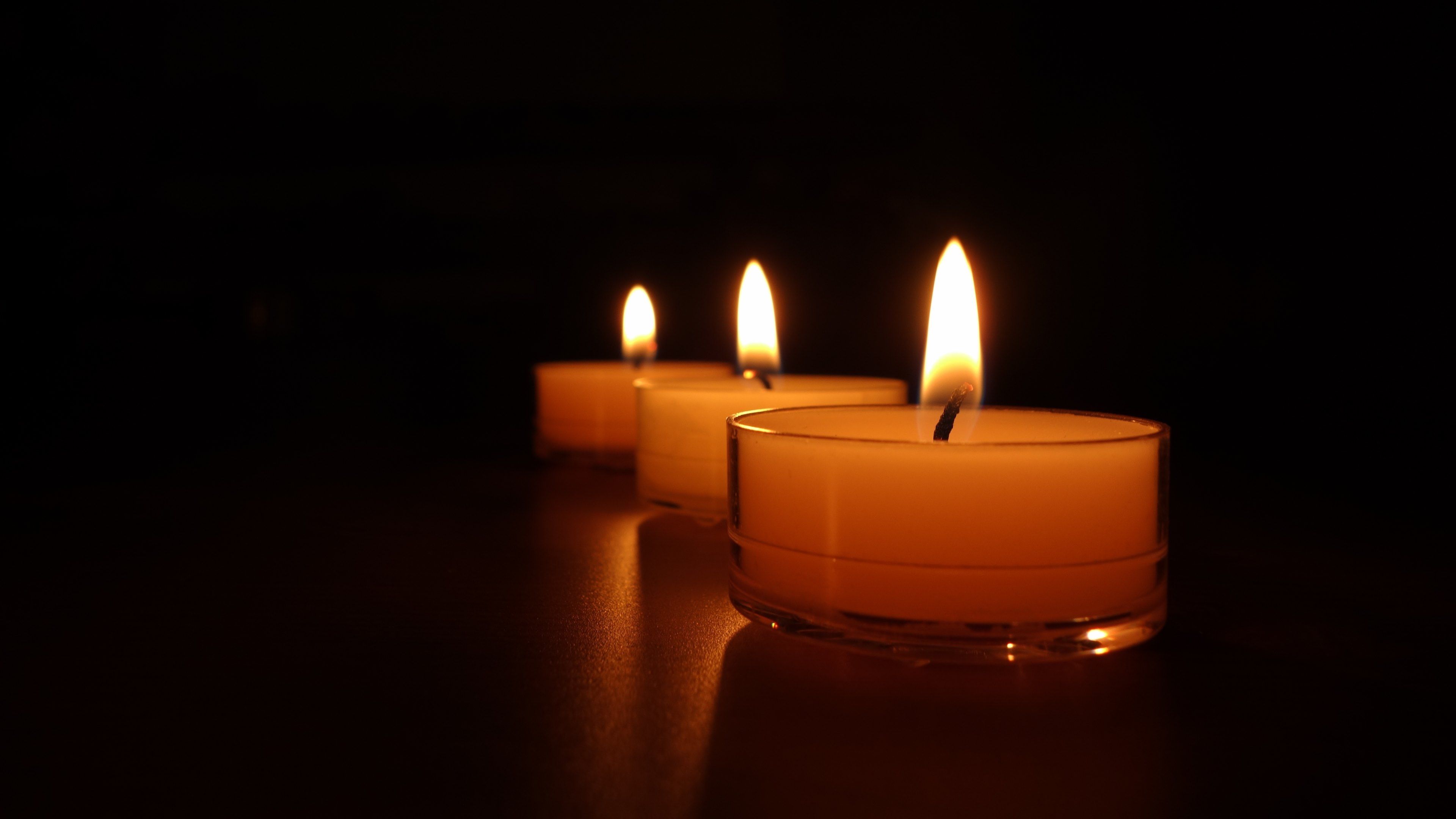 پس زمینه شمع های روشن بدون نوشته برای تسلیت 