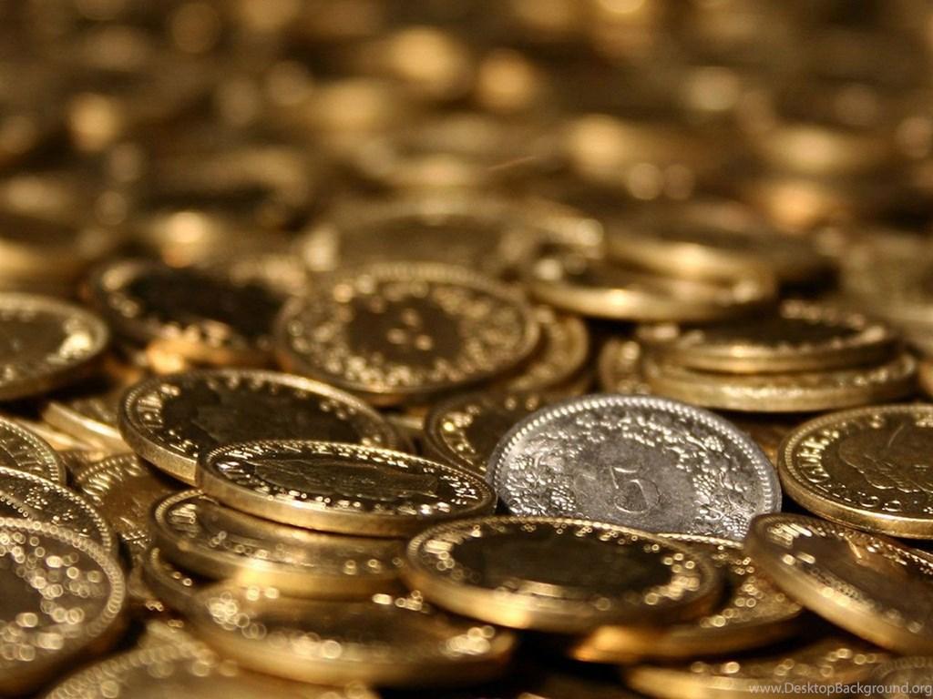 دانلود عکس استوک سکه های روی هم ریخته طلایی 