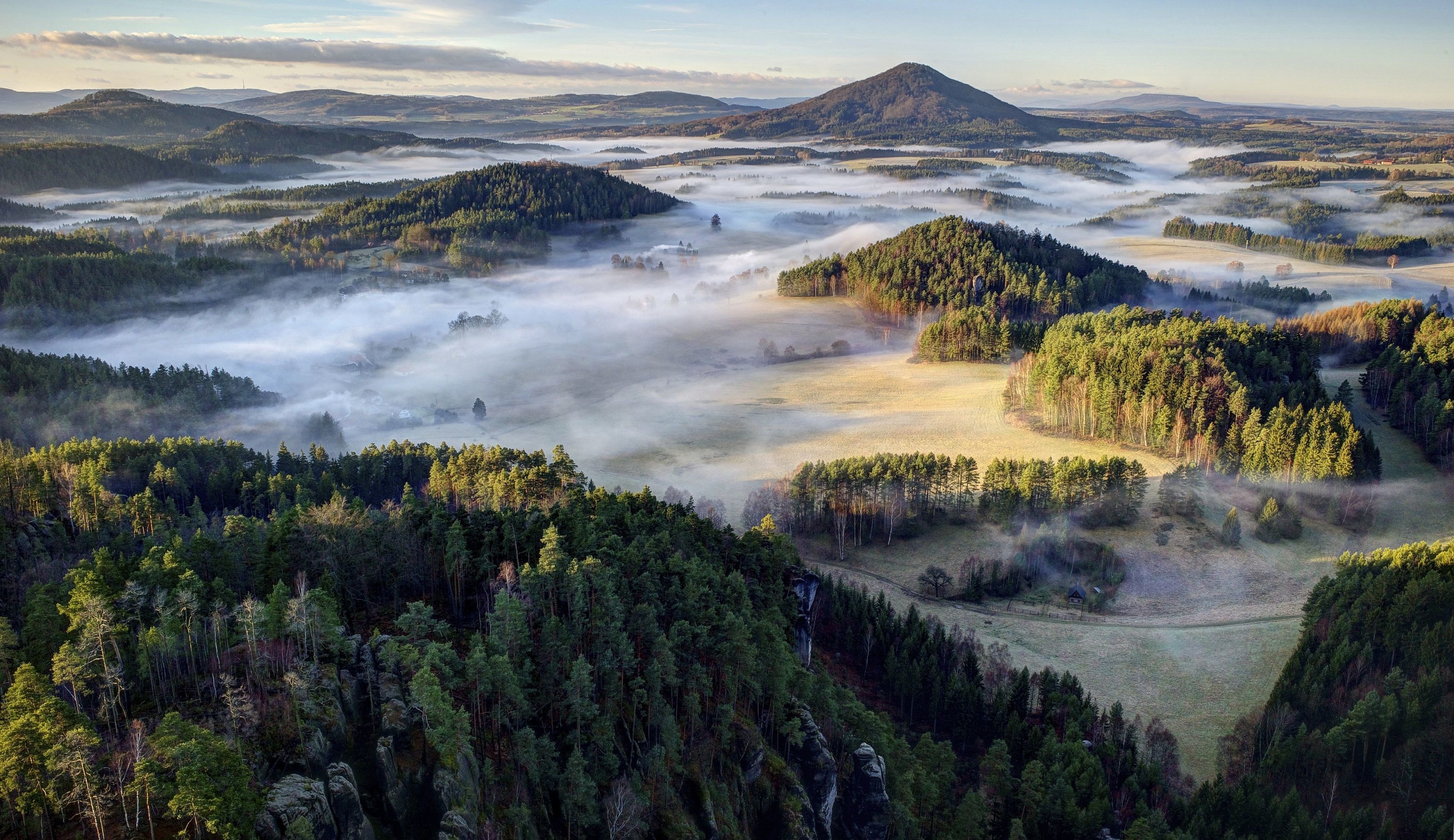 والپیپر دلنشین از منظره رویایی کوه های سبز بر فراز ابر ها 