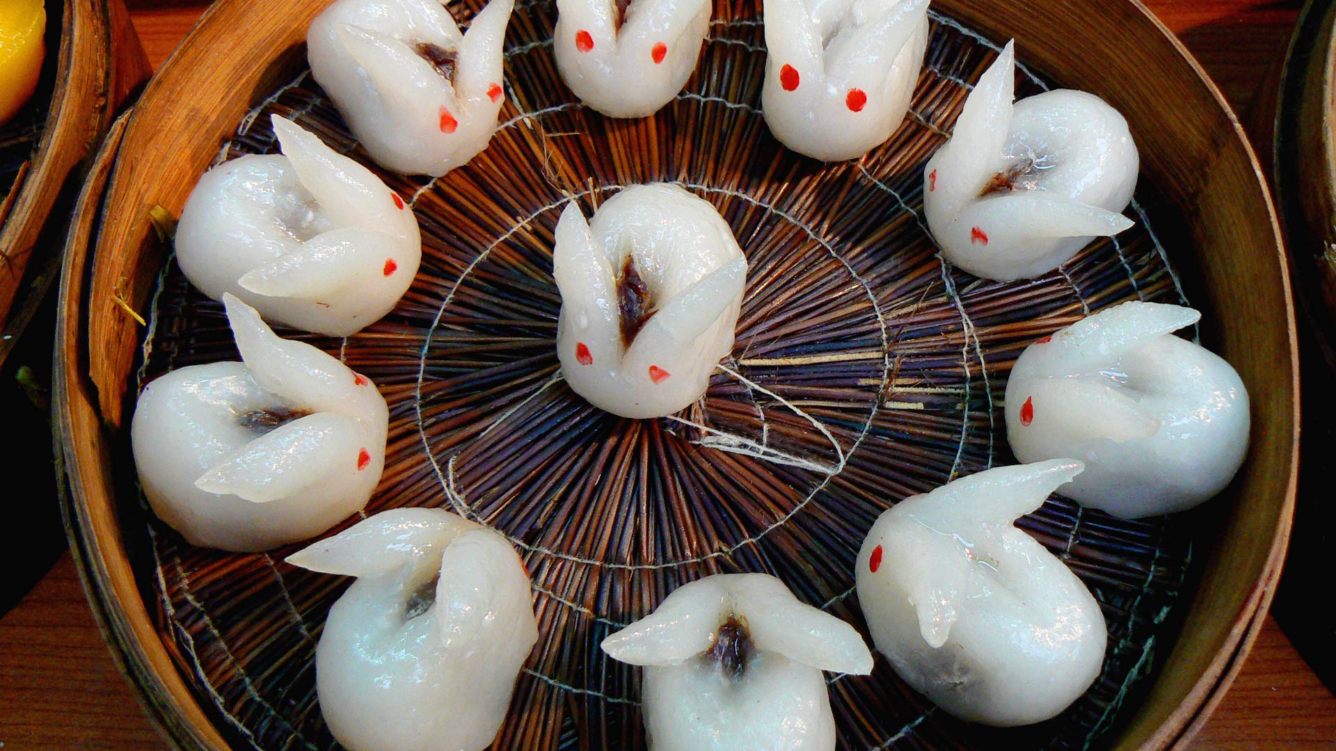 عکس بک گراند کیوت از موچی های خرگوش شکل شیرینی مخصوص کشور کره