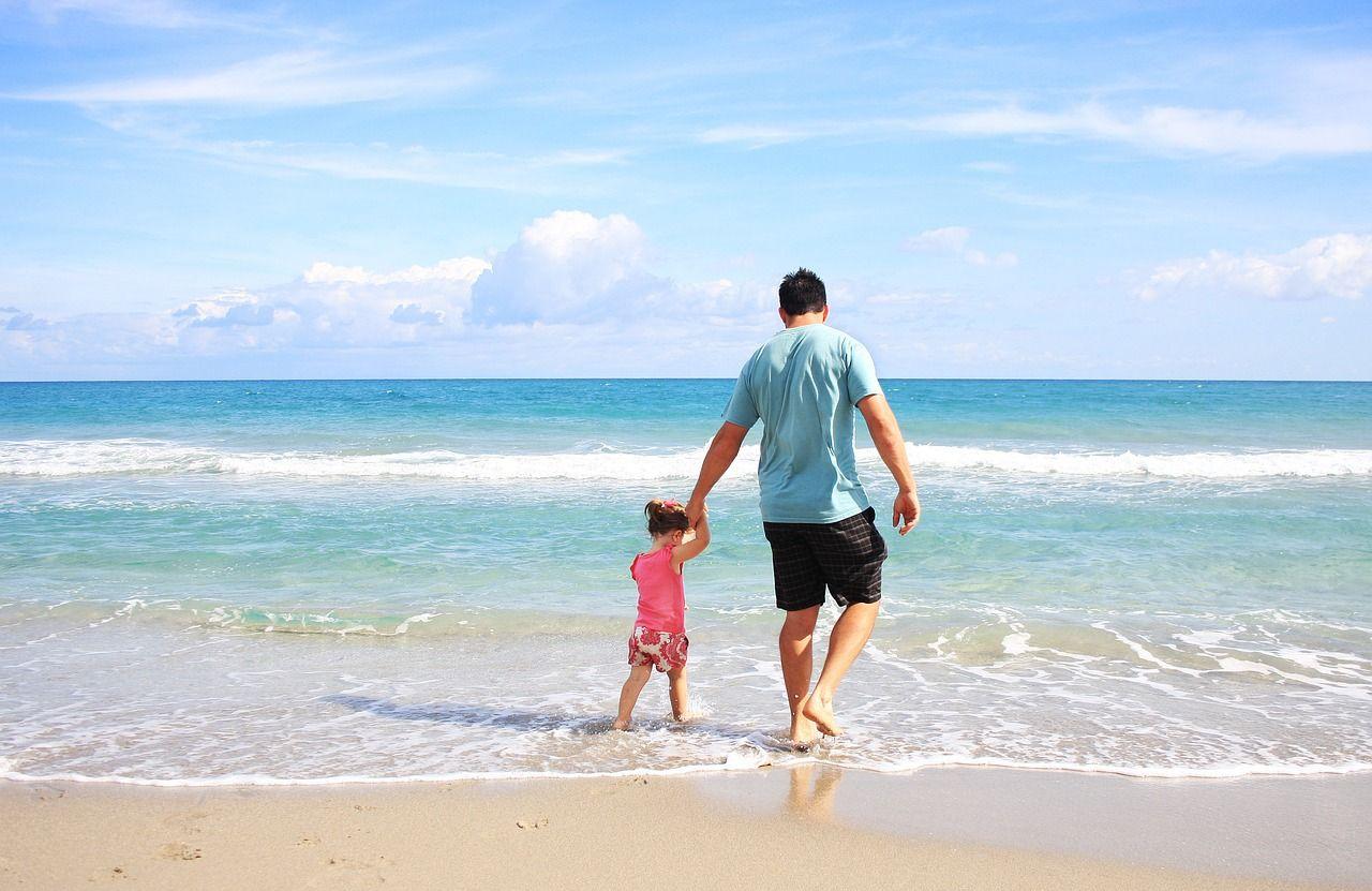 دانلود عکس ساده پدر و دختر از نمای پشت سر لب دریا 