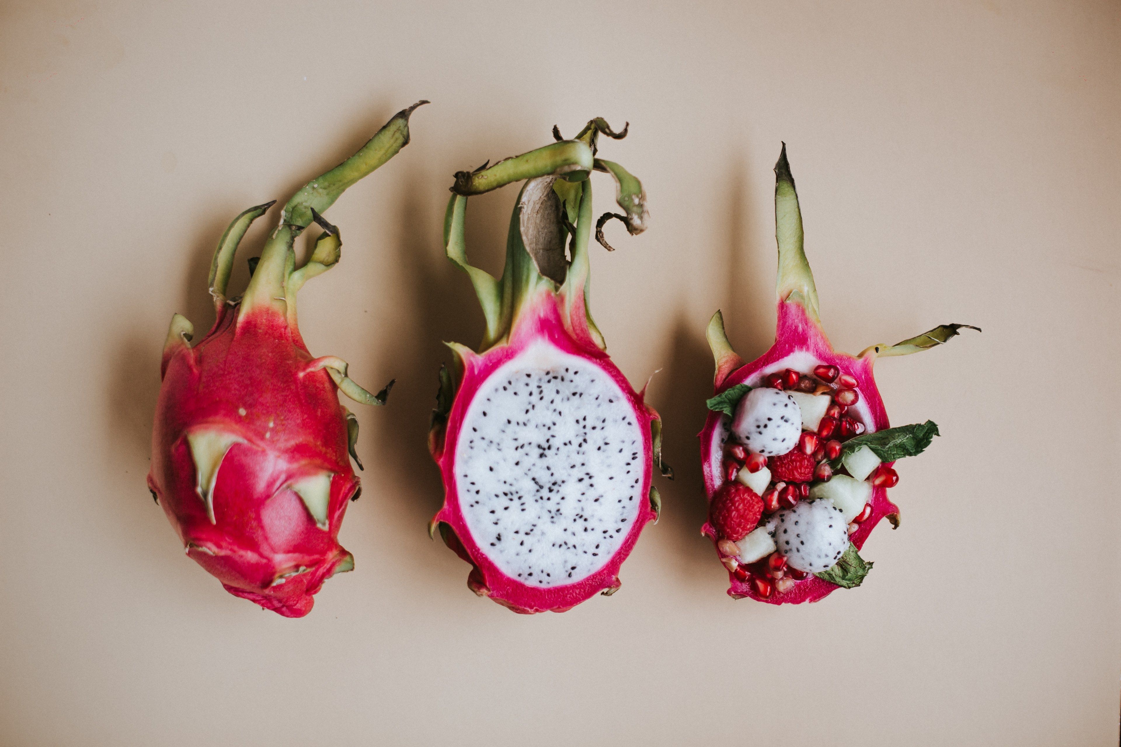دلپذیرترین عکس میوه پیتایا یا Pitaya با تزئین انار و شاتوت تابستانی