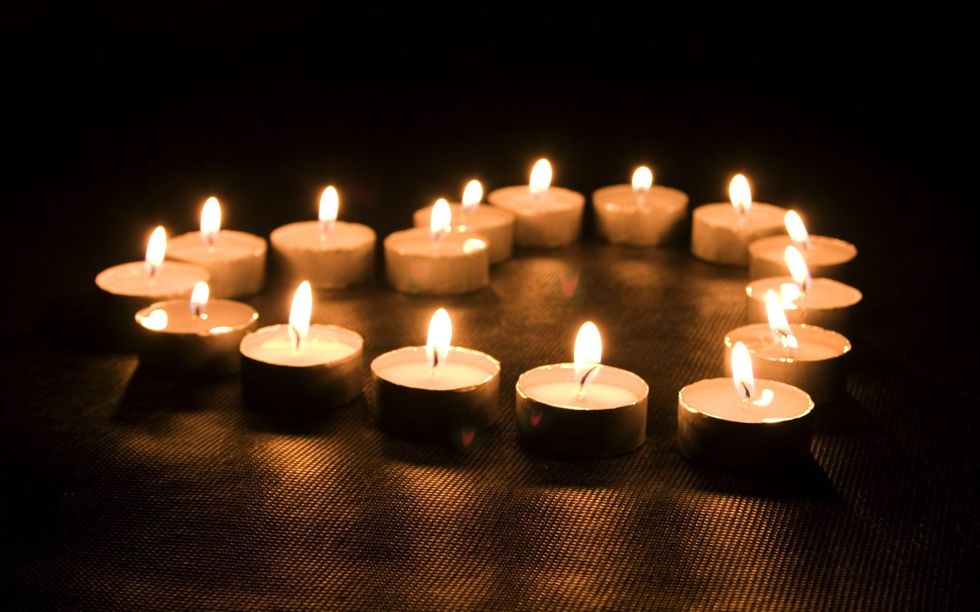 تصویر شمع چیده شده به شکل قلب روشن برای تسلیت بدون متن 