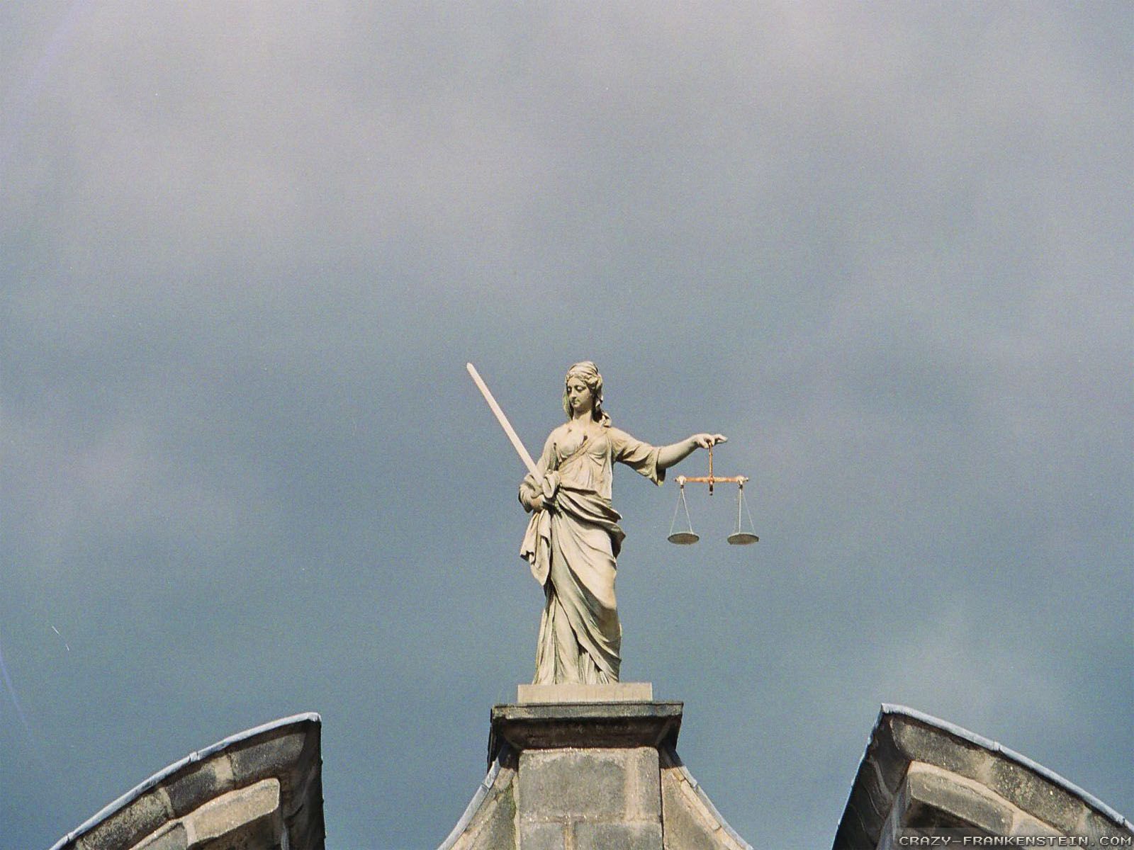  والپیپر ترازوی عدالت در دست مجسمه از نمای دور 