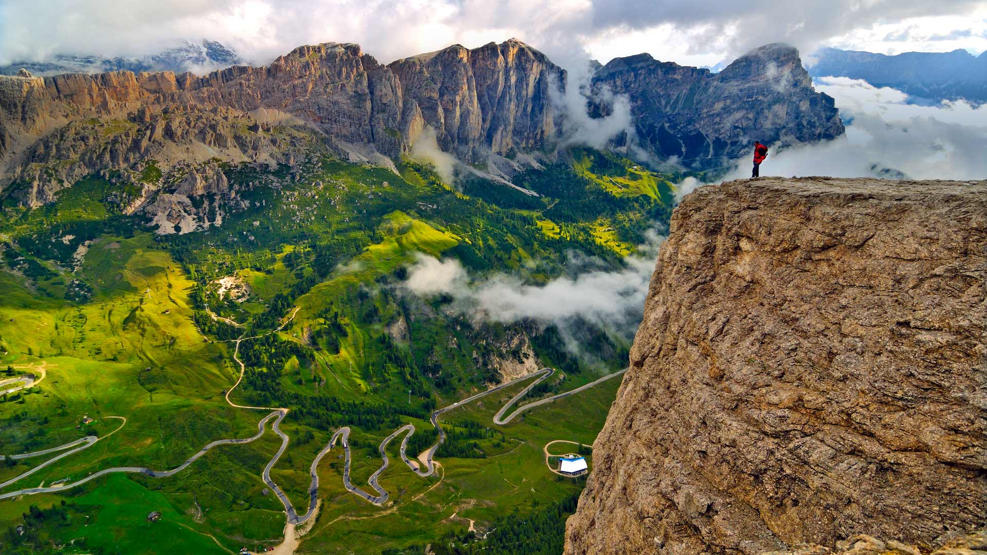 نگاره ای دل انگیز از یک کوهنورد بر فراز کوه بلند با دامنه طبیعتی