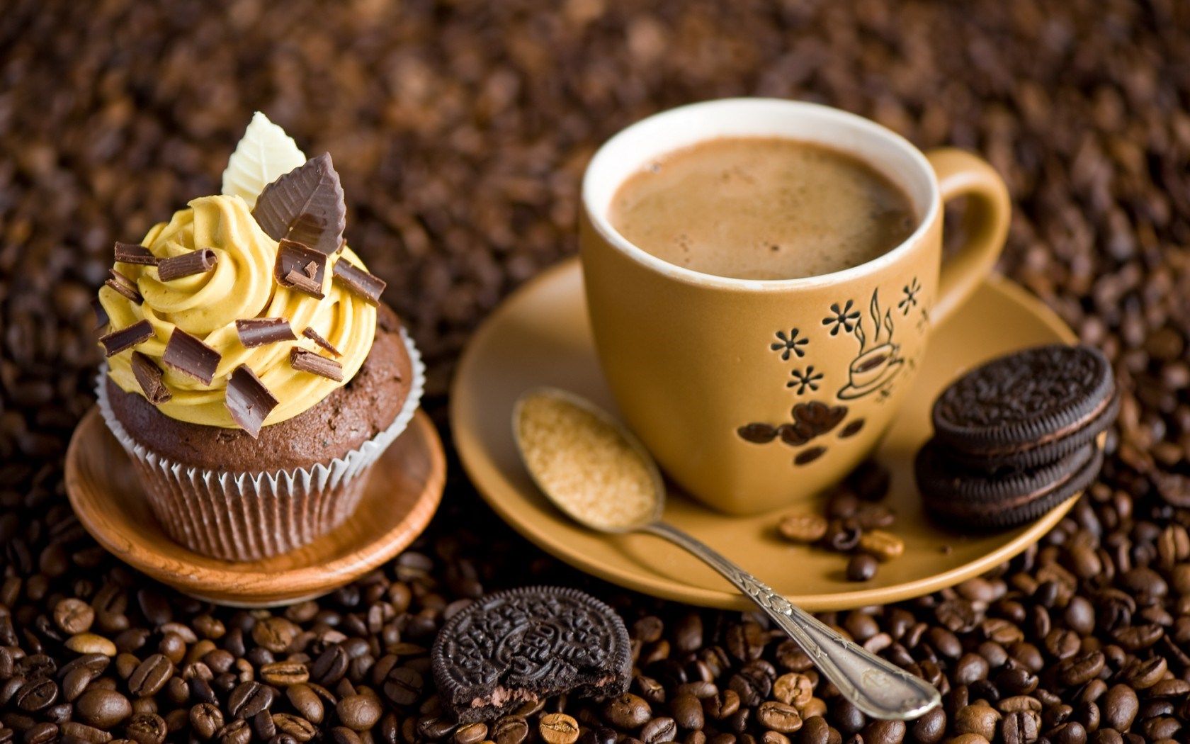 تصویر جذاب از قهوه با کاپ کیک لذیذ زرد رنگ با کیفیت فوق العاده 