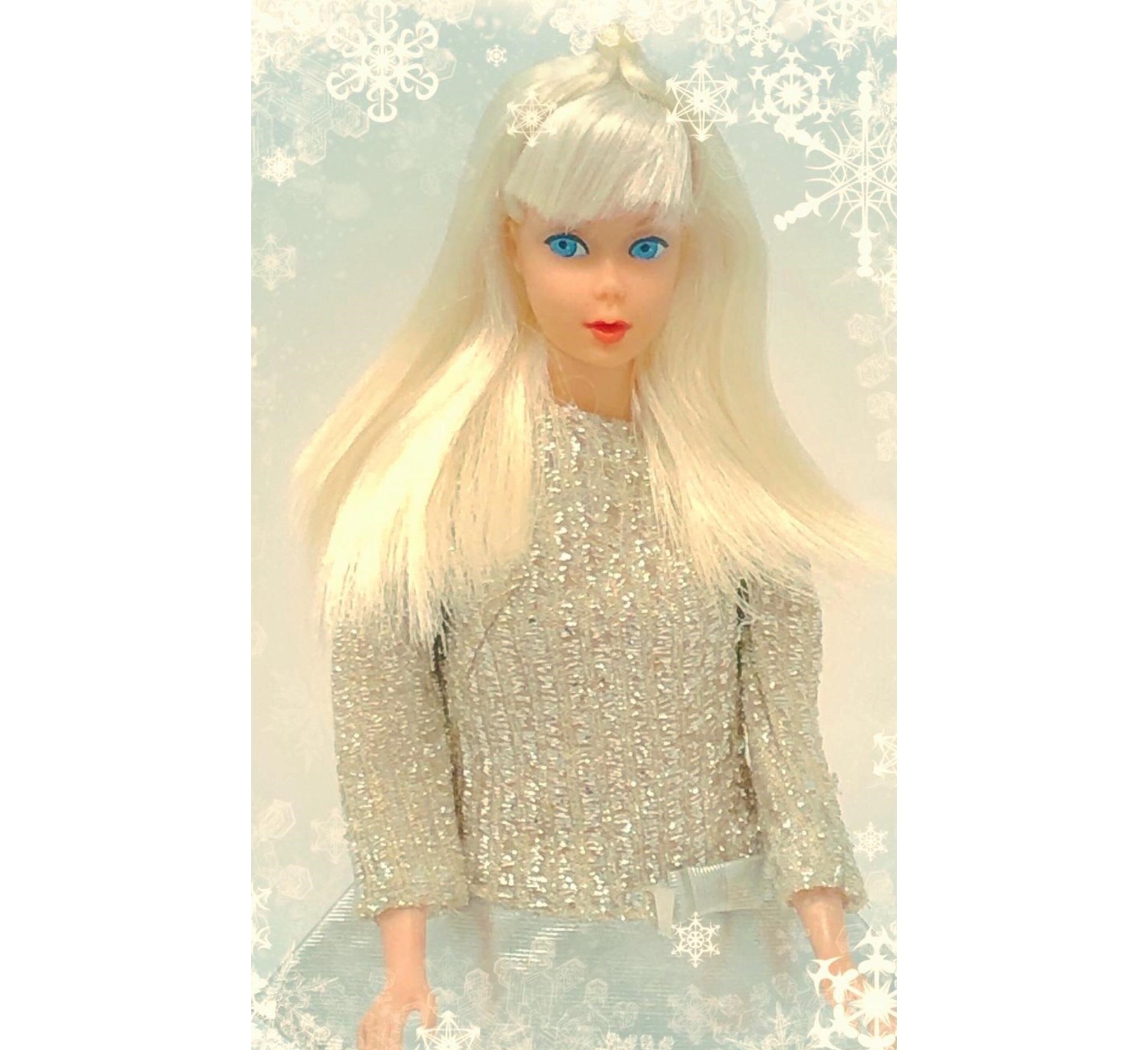 تصویر ناز از عروسک باربی با موهای یخی و لباس سفید عروس