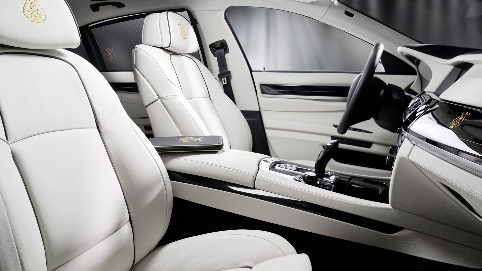 نمای شاهکار از دکوراسیون داخلی خودروی لوکس با تم سفید و مشکی 