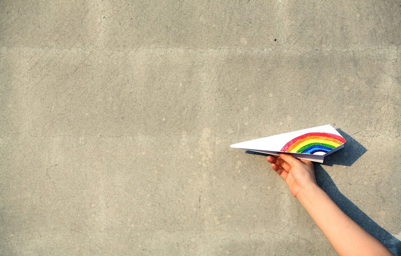 عکس پروفایل کیوت هواپیمای کاغذی رنگین کمانی در دست بچه