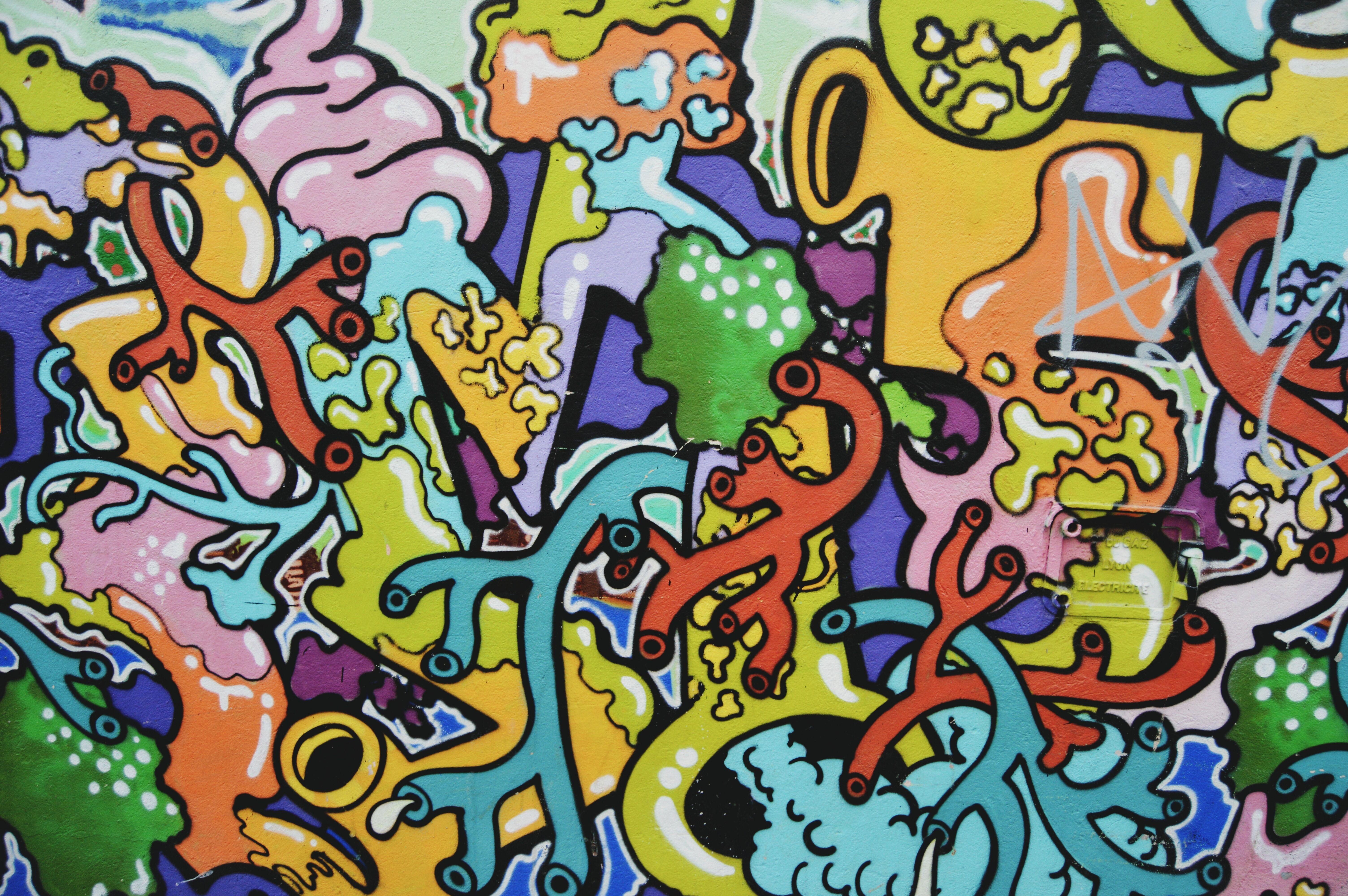 تصویر پس زمینه نقاشی دیواری گرافیتی با طرح های جالب و رنگ های شاد 
