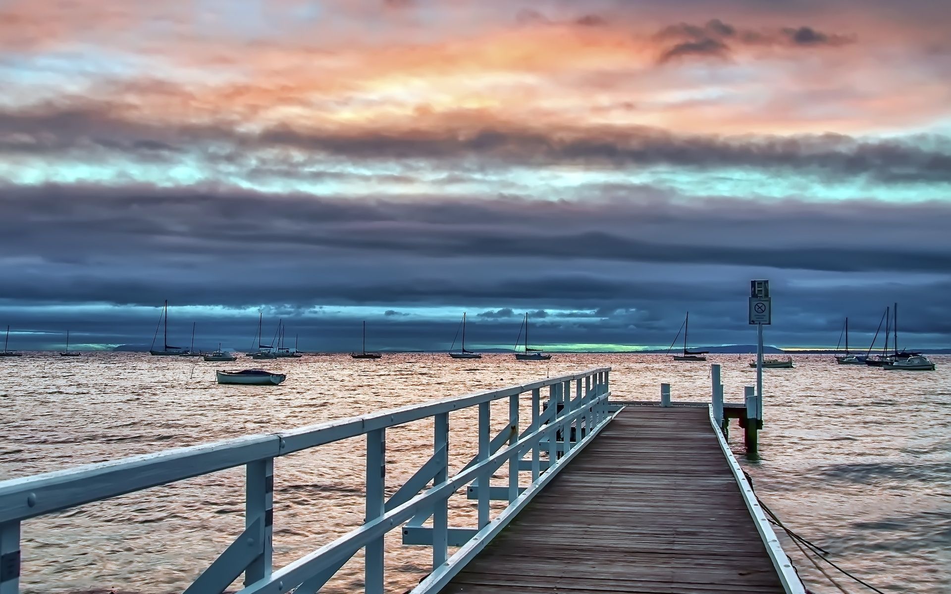 تصویر زمینه اسکله روی خشکی نزدیک دریا مناسب ویندوز 12