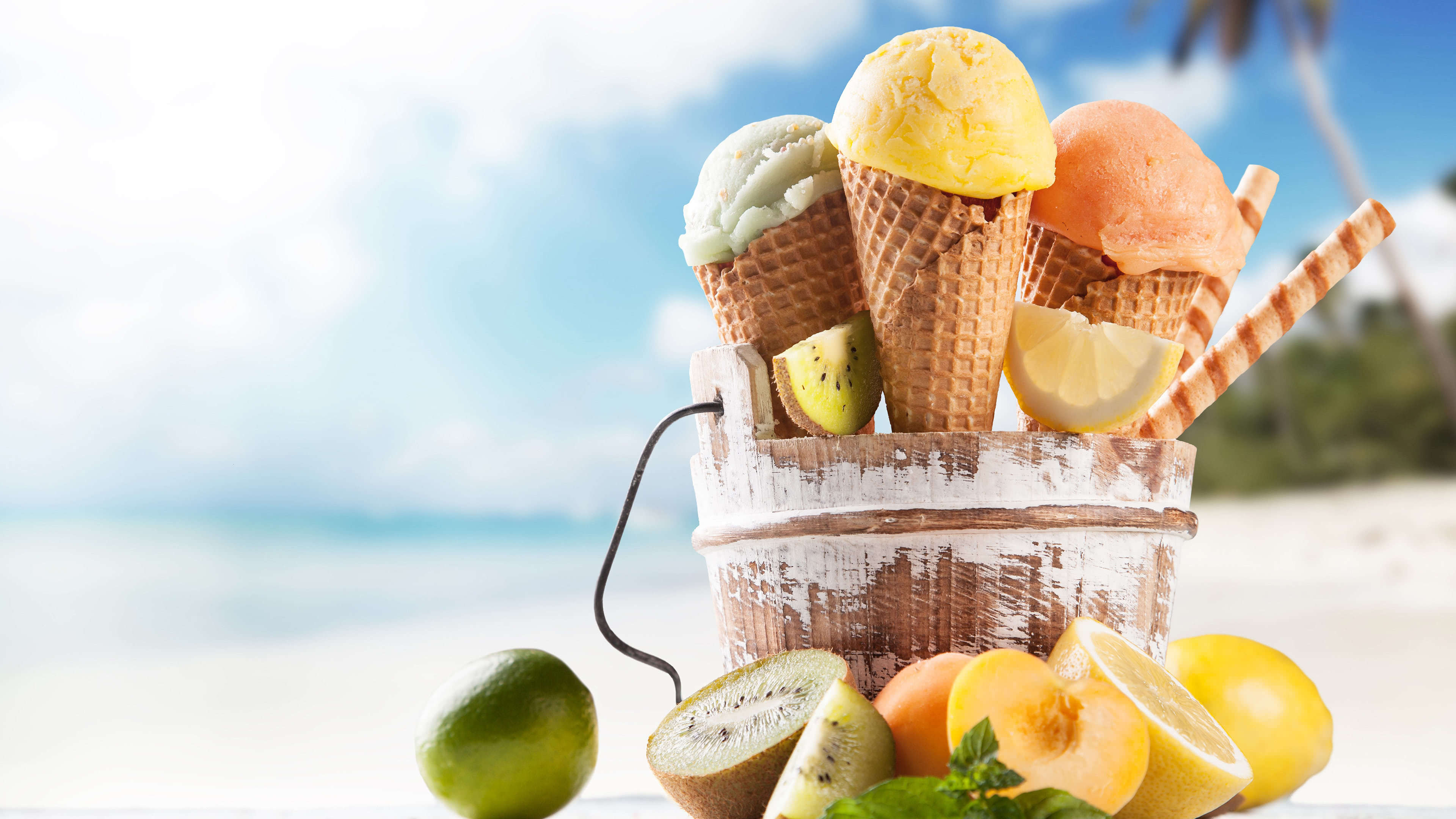 طرح بنر بستنی فروشی با نمای تابستانه از بستنی های هلو و لیمو و کیوی