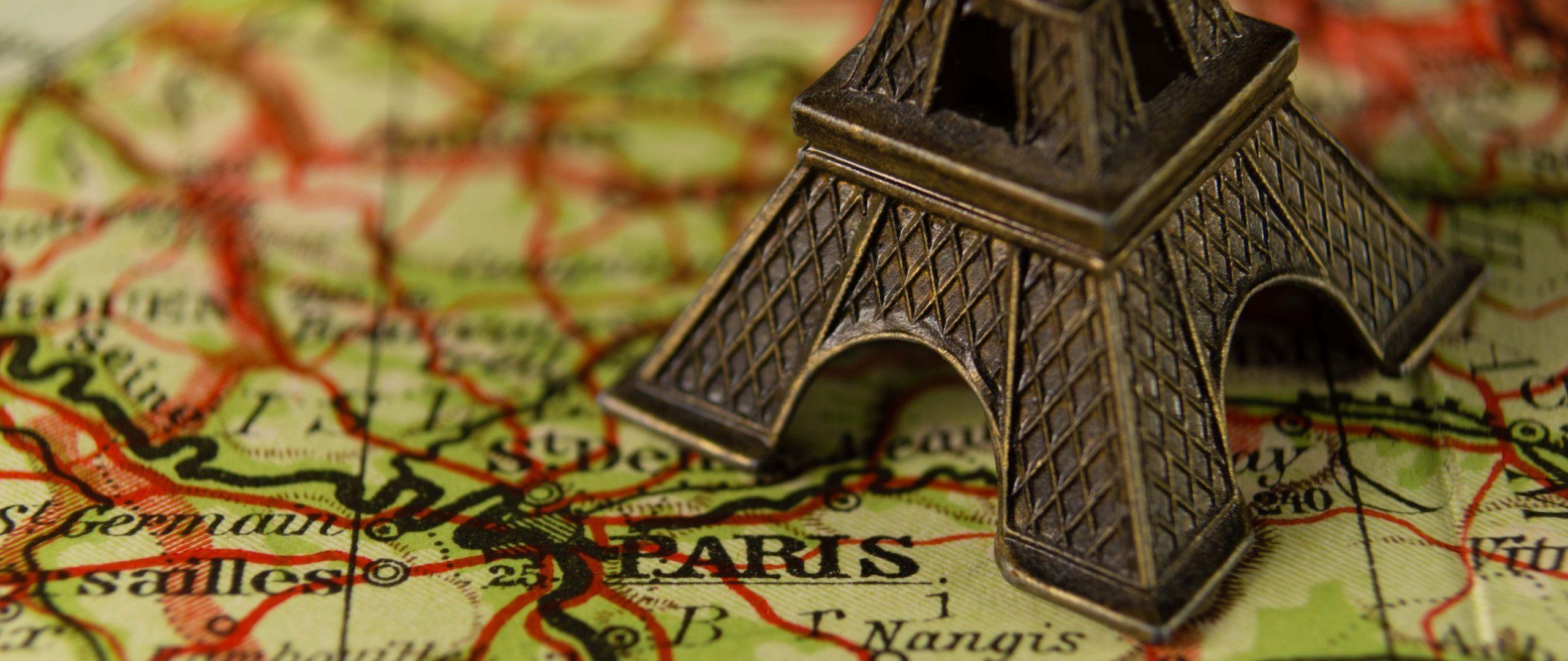 تصویر برج ایفل و نقشه کشور فرانسه مینیاتوری ساده و رایگان 