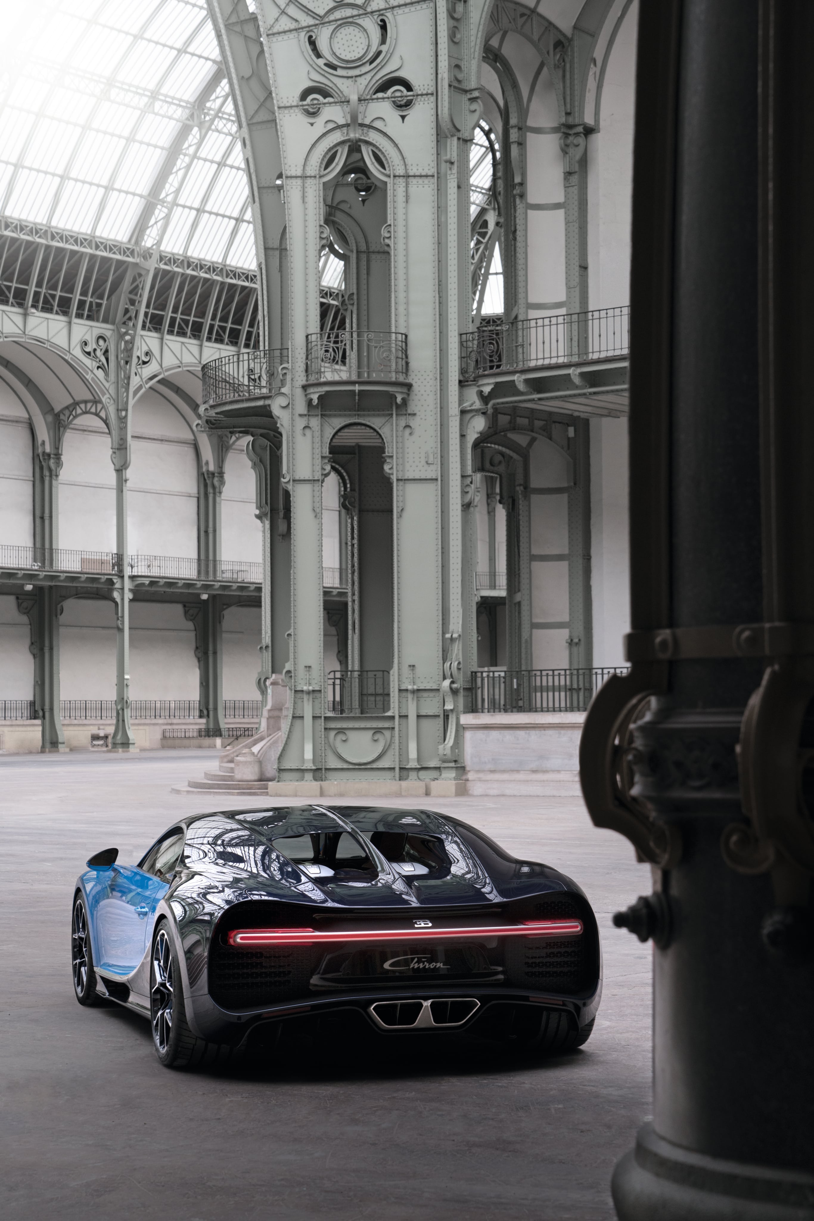 دانلود عکس بوگاتی شیرون یکی از زیبا ترین خودروهای جهان 2023