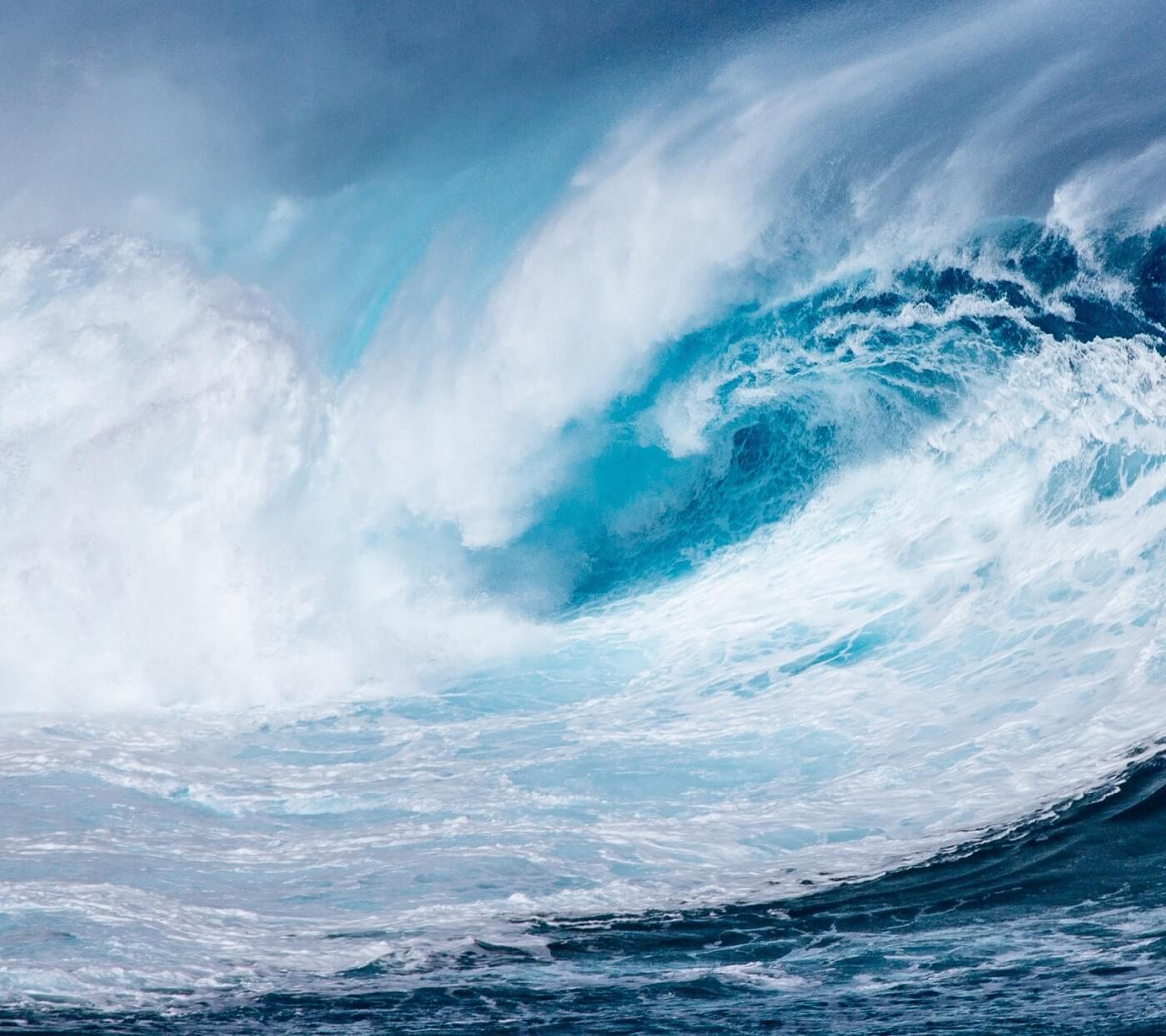 تصویر زمینه پیشروی با سرعت امواج سونامی به خشکی و ساحل اقیانوس