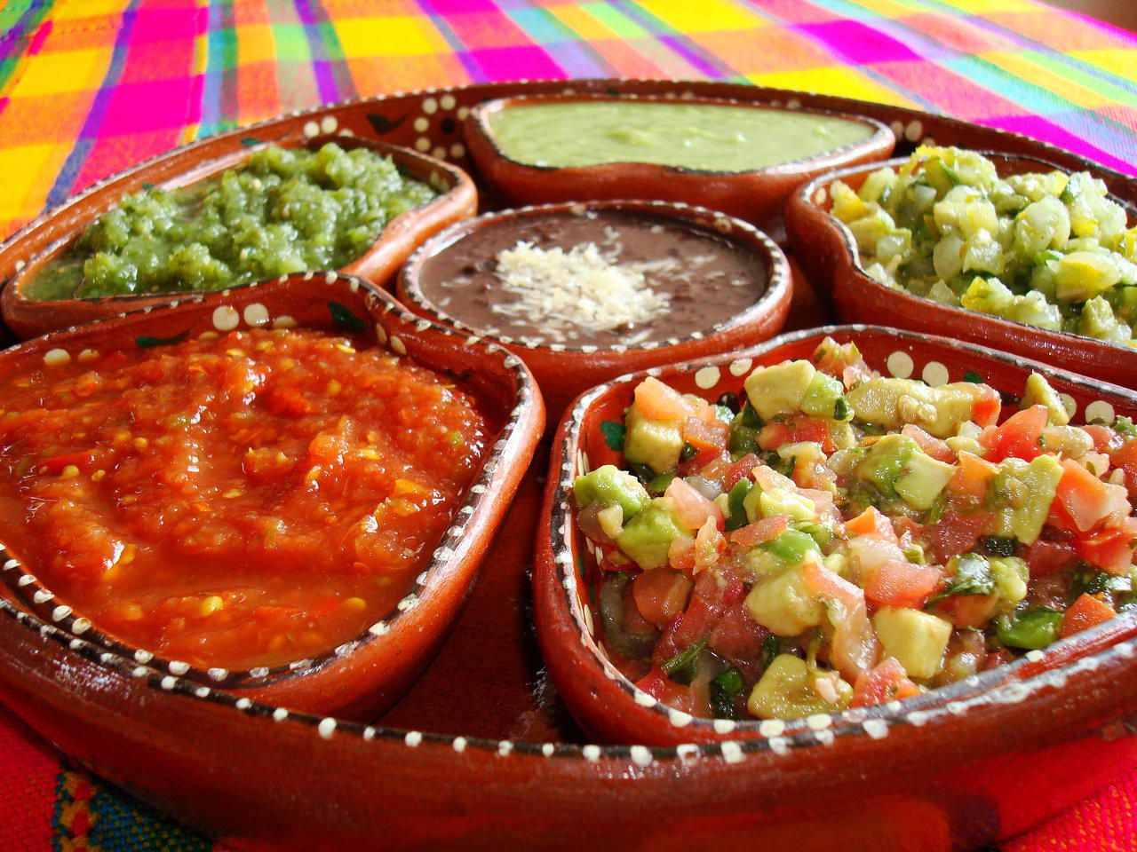 بکگراند جذاب از سس های خوشمزه مکزیکی با طعم های مختلف 