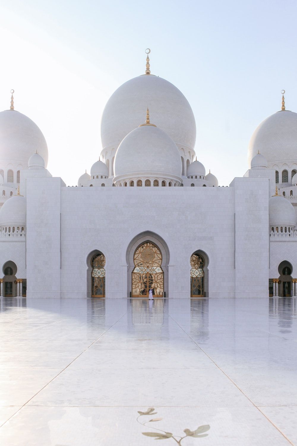عکس خارق‌العاده از مسجد سفید با مناره های دایره‌ای وبزرگ