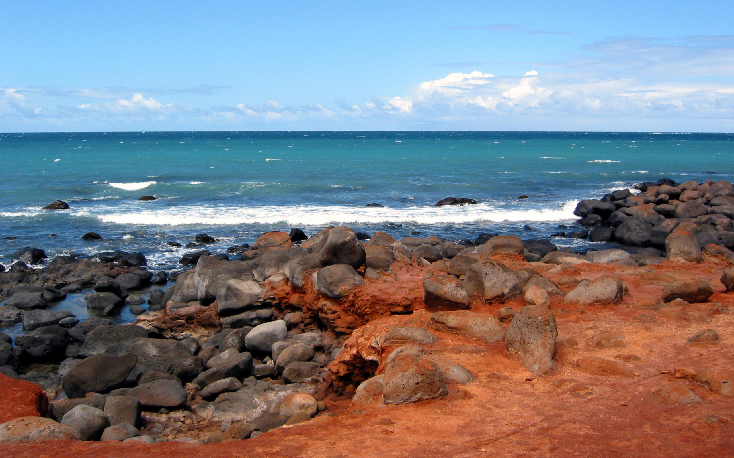 عکس زمینه جزرومد دریا روی ساحل قرمز سنگ پوشیده برای لپ تاپ