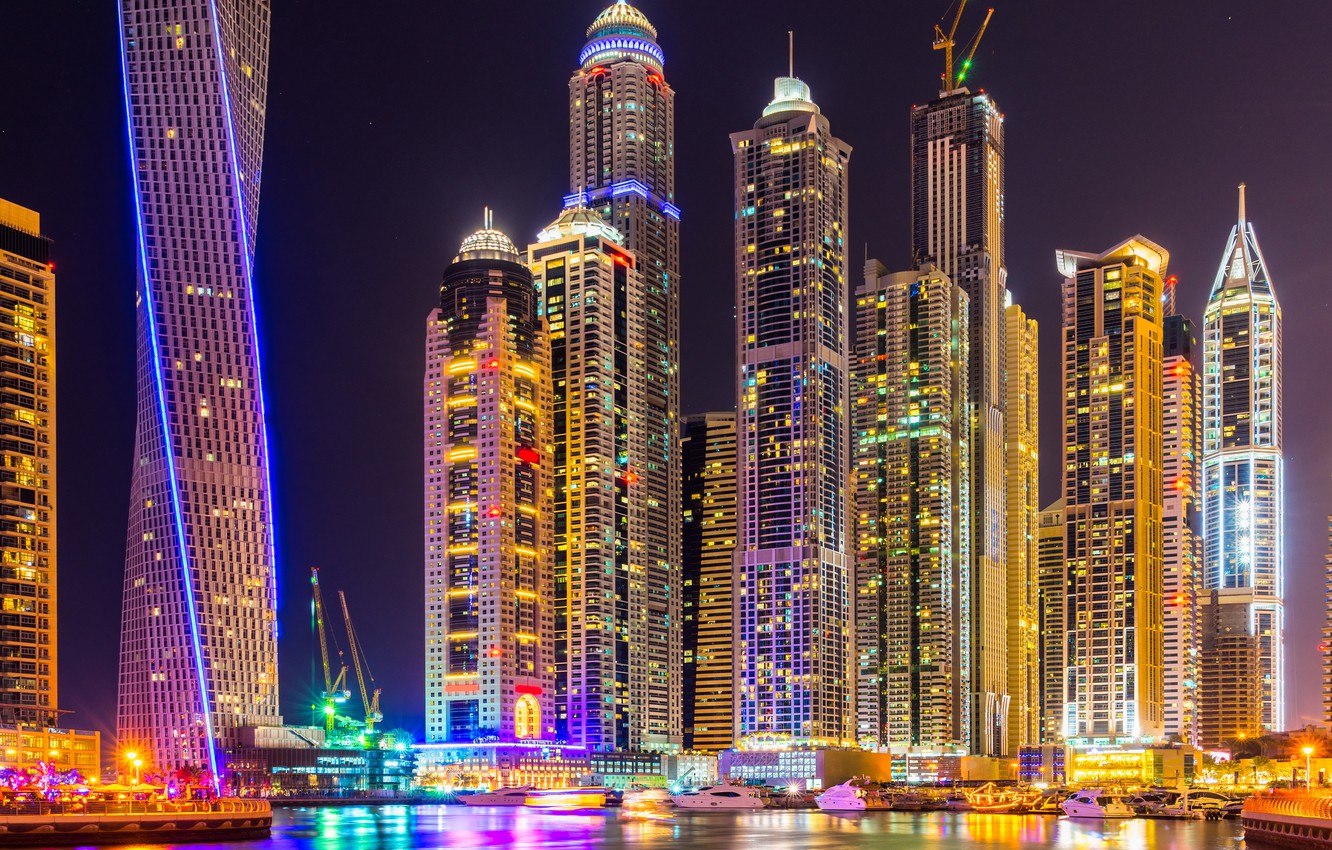 معماری مدرن روز دنیا و ساختمان های بلند و شیشه ای با نورهای رنگی 
