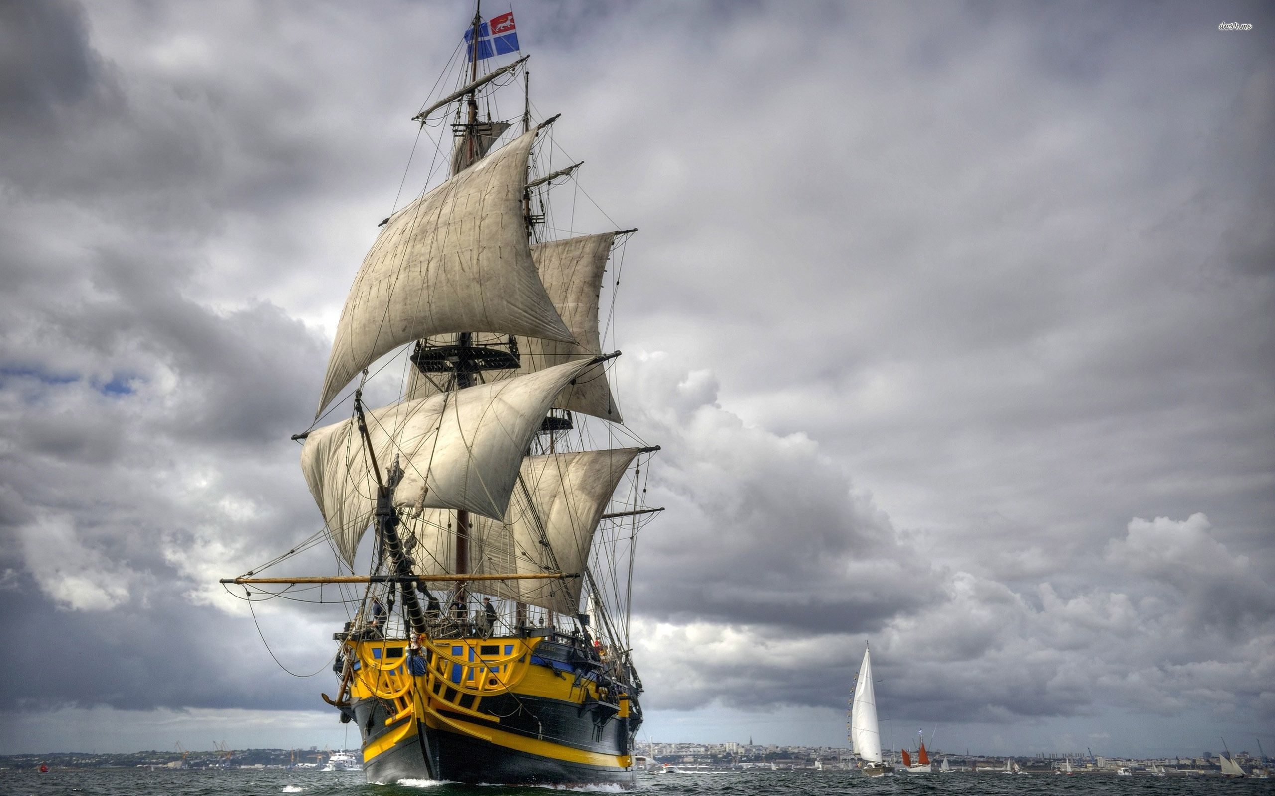 بک گراند کشتی بادبانی قشنگ با بدنه چوبی به رنگ زرد آبی سیاه