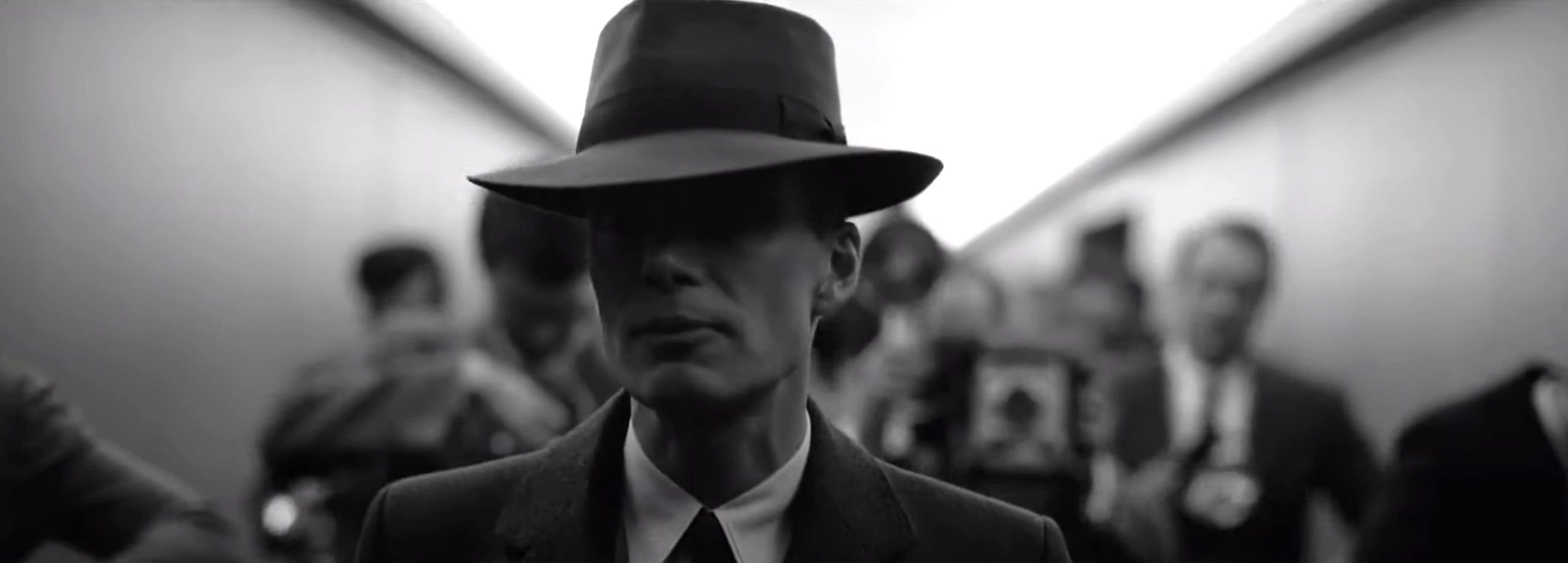 عکس خیلی زیبا از اوپنهایمر با کلاهی قشنگ روی سر آن 