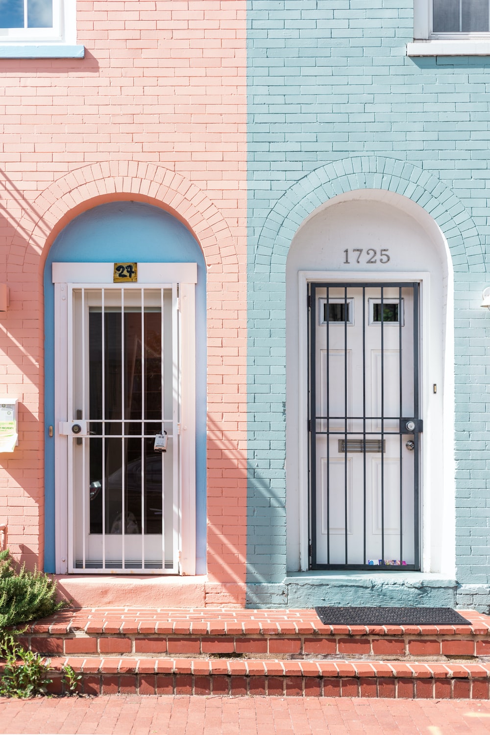 تصویر باکیفیت رایگان از دو خانه خارجی صورتی و آبی کنارهم 