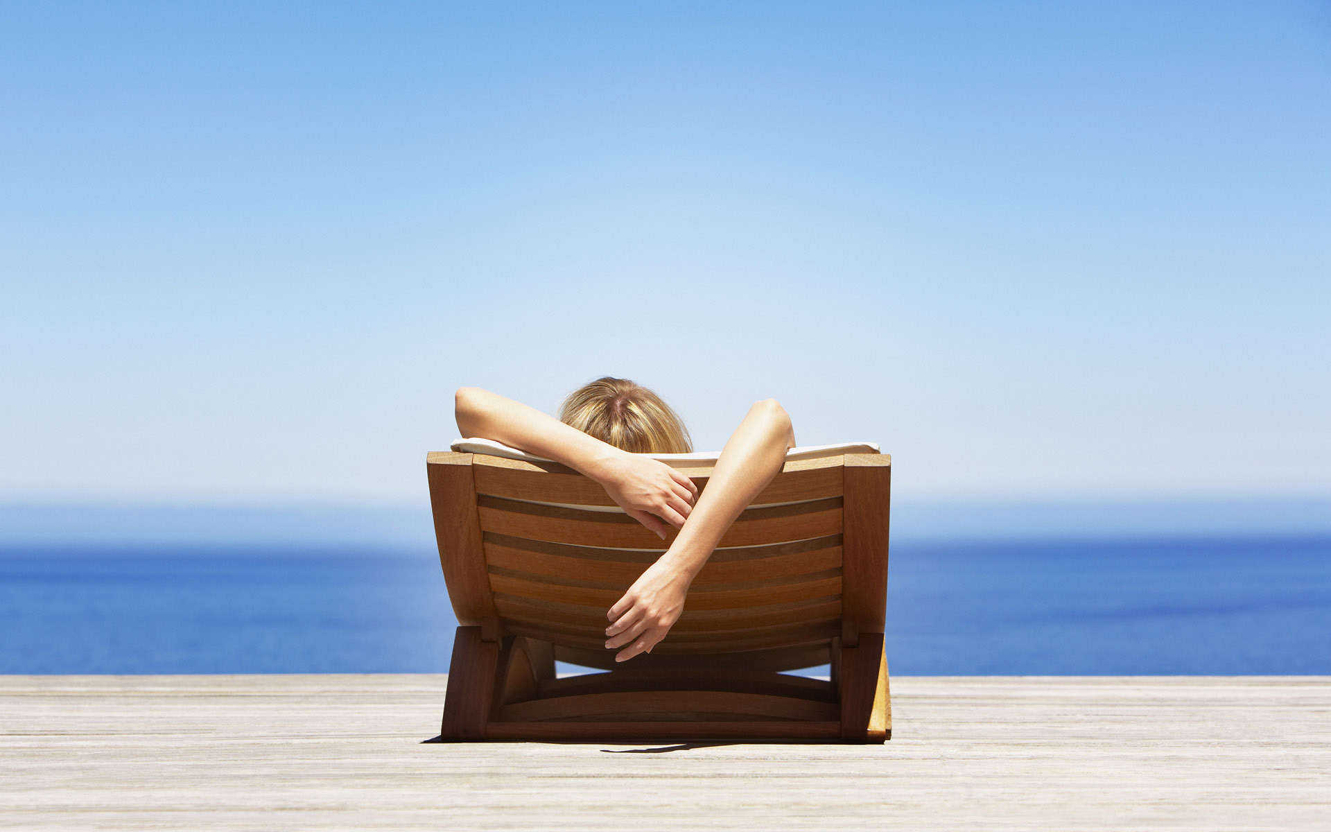 تصویر پس زمینه فوق العاده قشنگ از صندلی زیبا در ساحل برای ویندوز