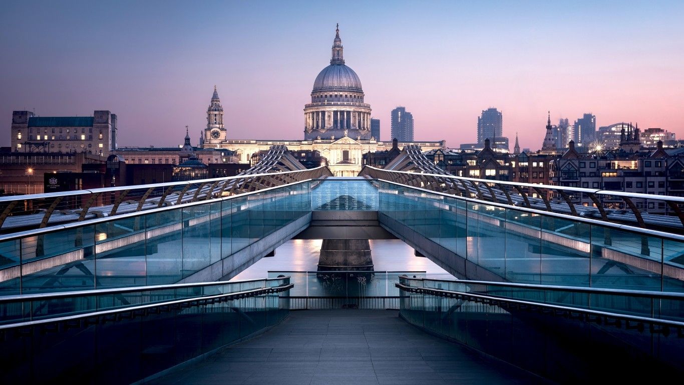 عکس کلیسای جامع سنت پل در شهر لندن با سقف گنبدی شکل زیبا