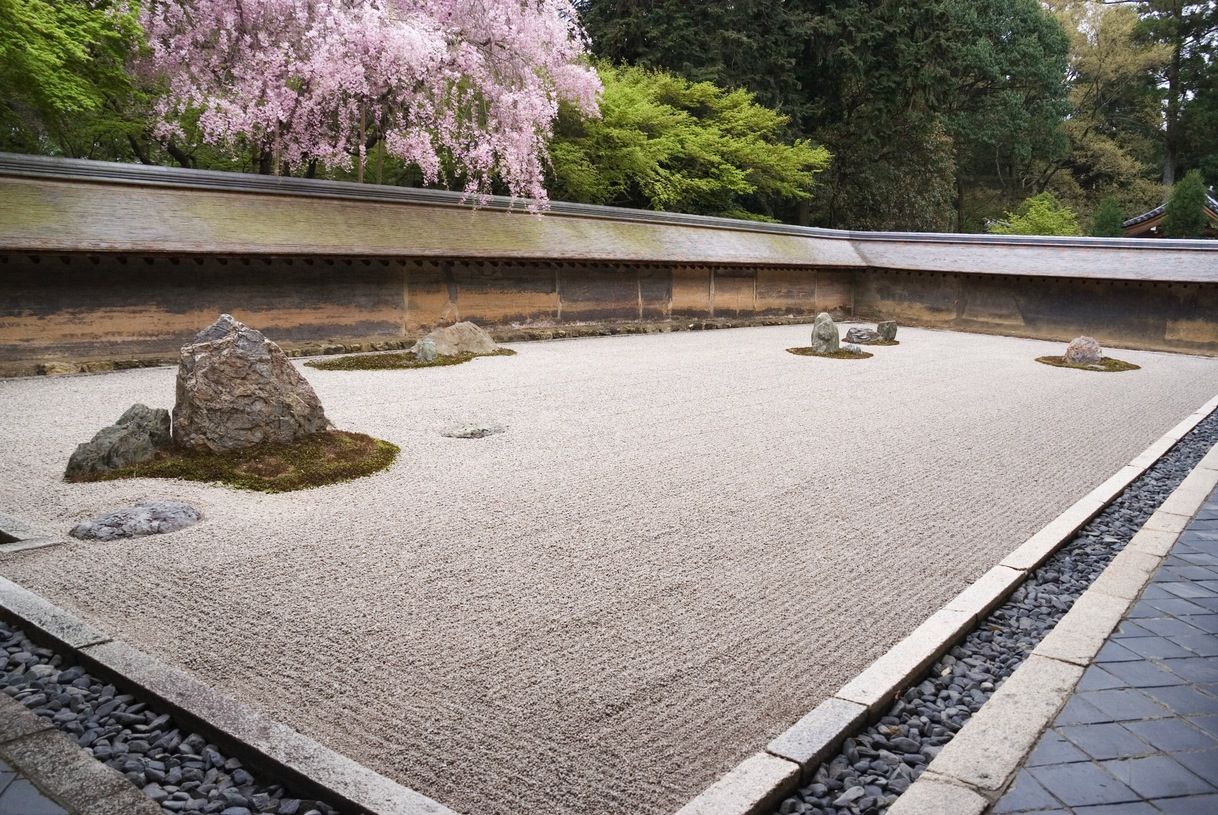 قاب HD دیدنی از باغ سنگ معروف ژاپن با بهره‌گیری از سبک مینیمالیسم