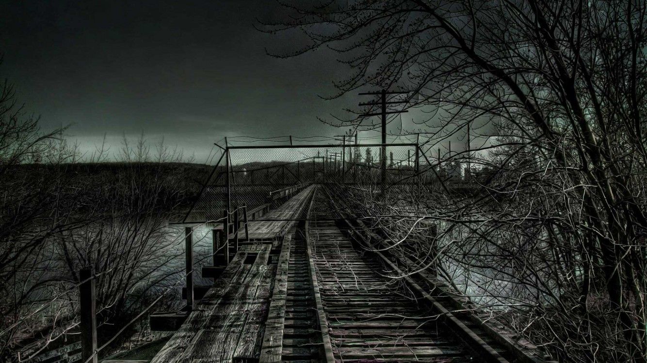 عکس پس زمینه از پل چوبی ویرانگر منطقه متروکه و تاریک