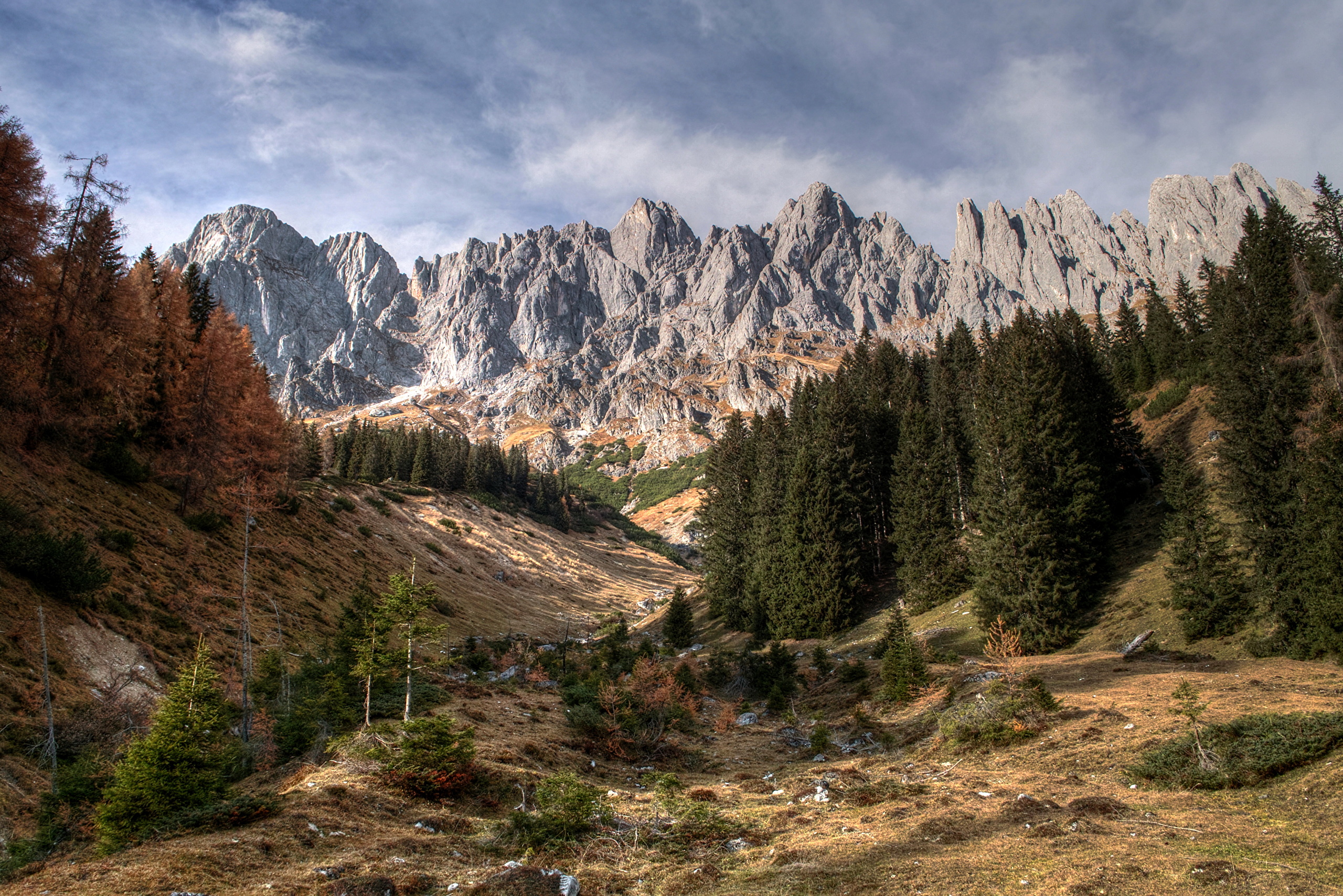 عکس کوهستان سنگی در طبیعت زیبا از نمای دور